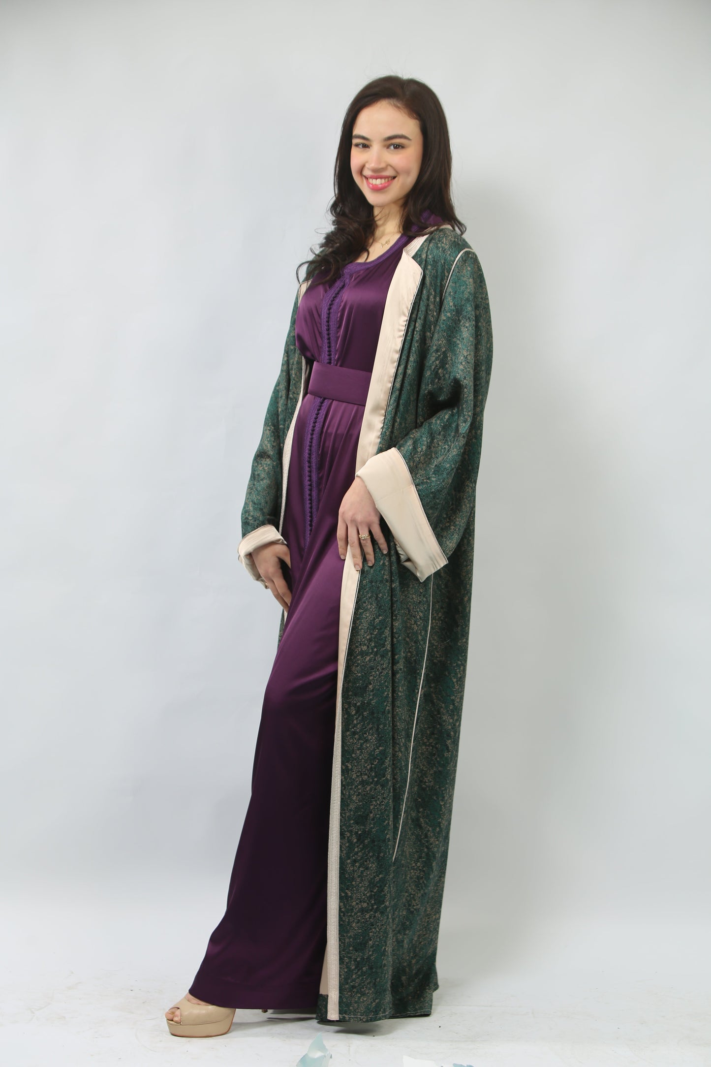 Caftan Bicolore : Un Jeu de Matières et de Nuances Élégant