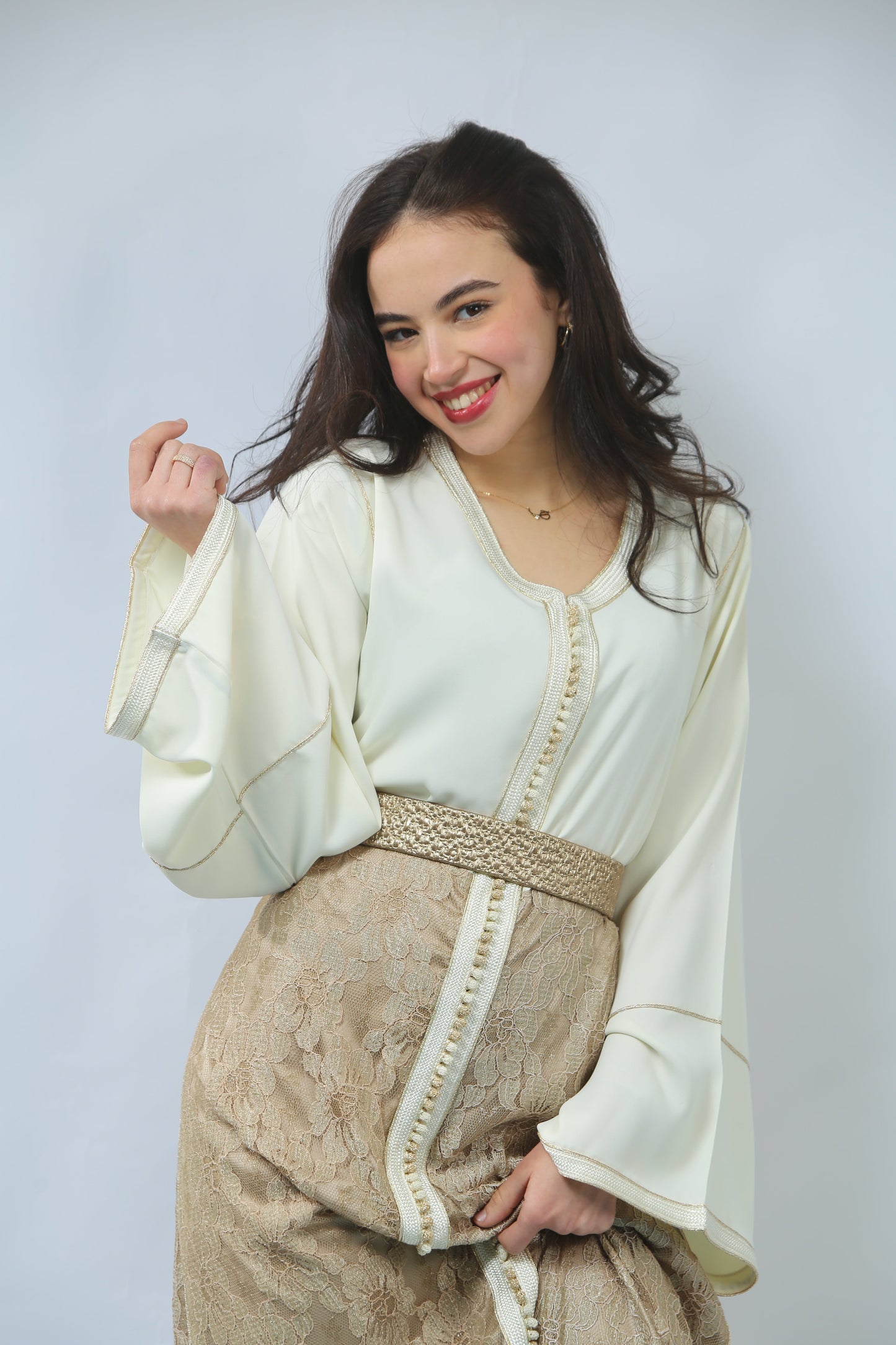 Caftan Haute Couture – Harmonie de Soie, Dentelle et Or