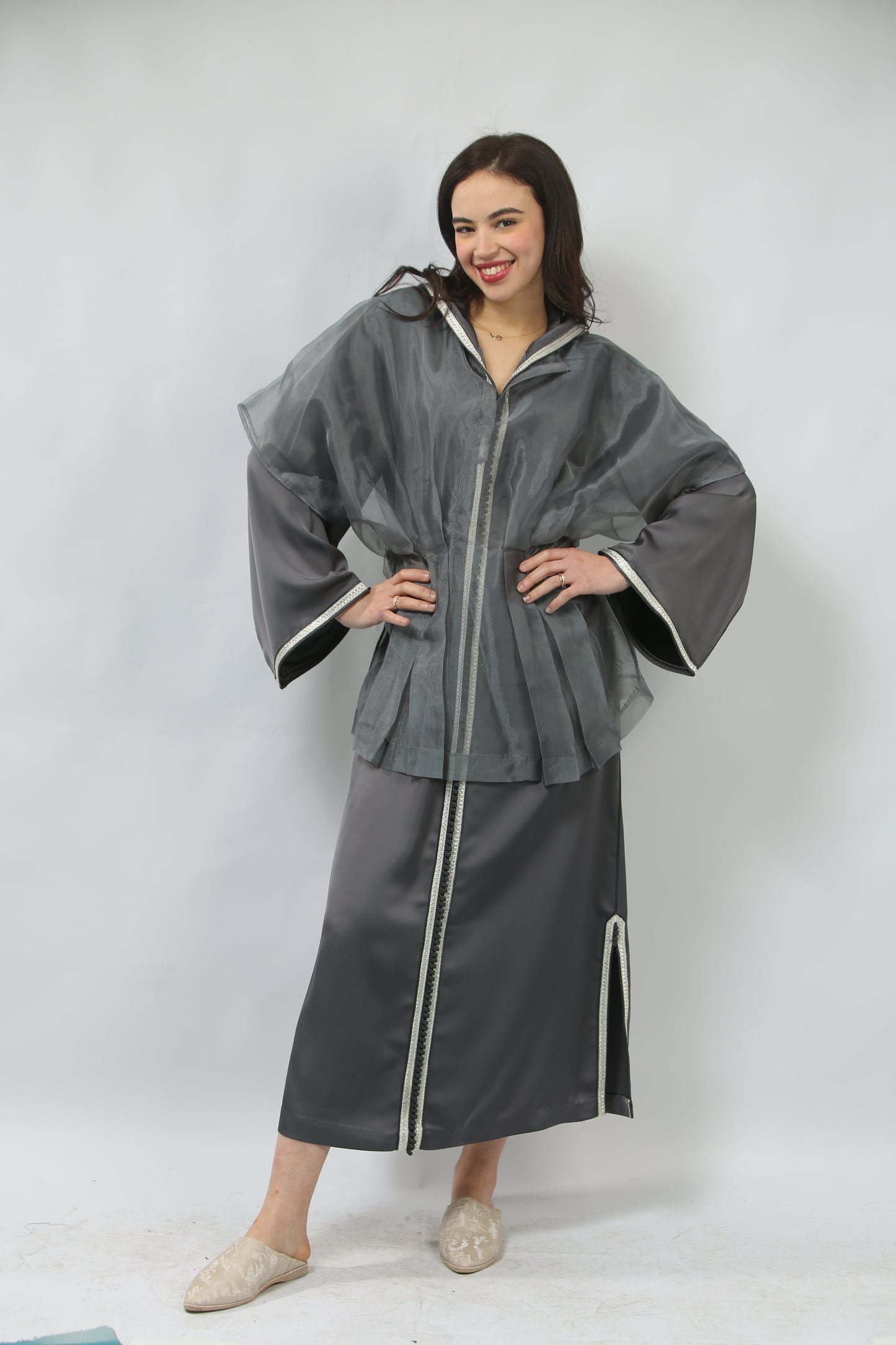 Raffinement Intemporel : L’Art du Drapé en Gris Ardoise