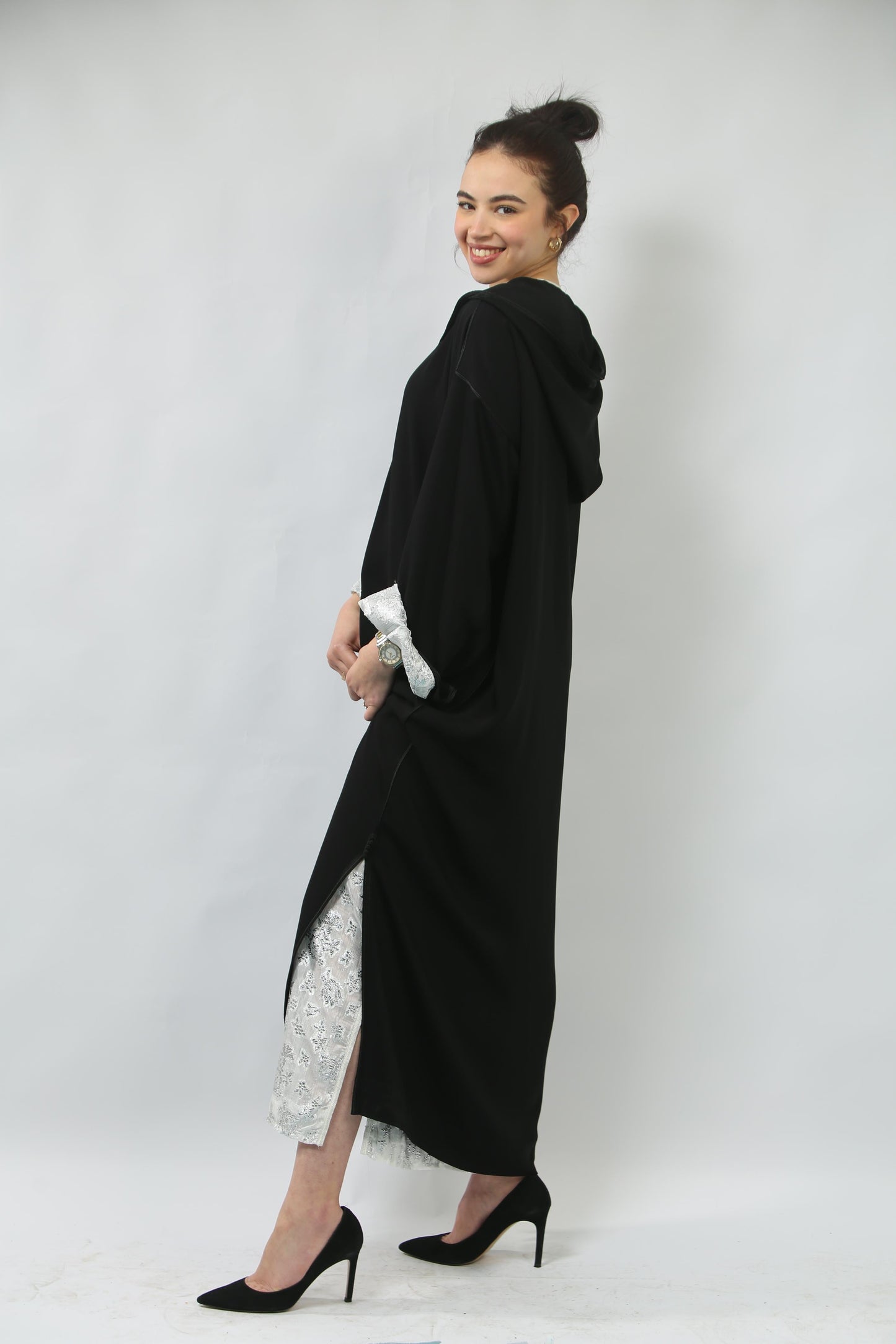 Noir et Argent : Une Jellaba Sophistiquée au Charme Intemporel