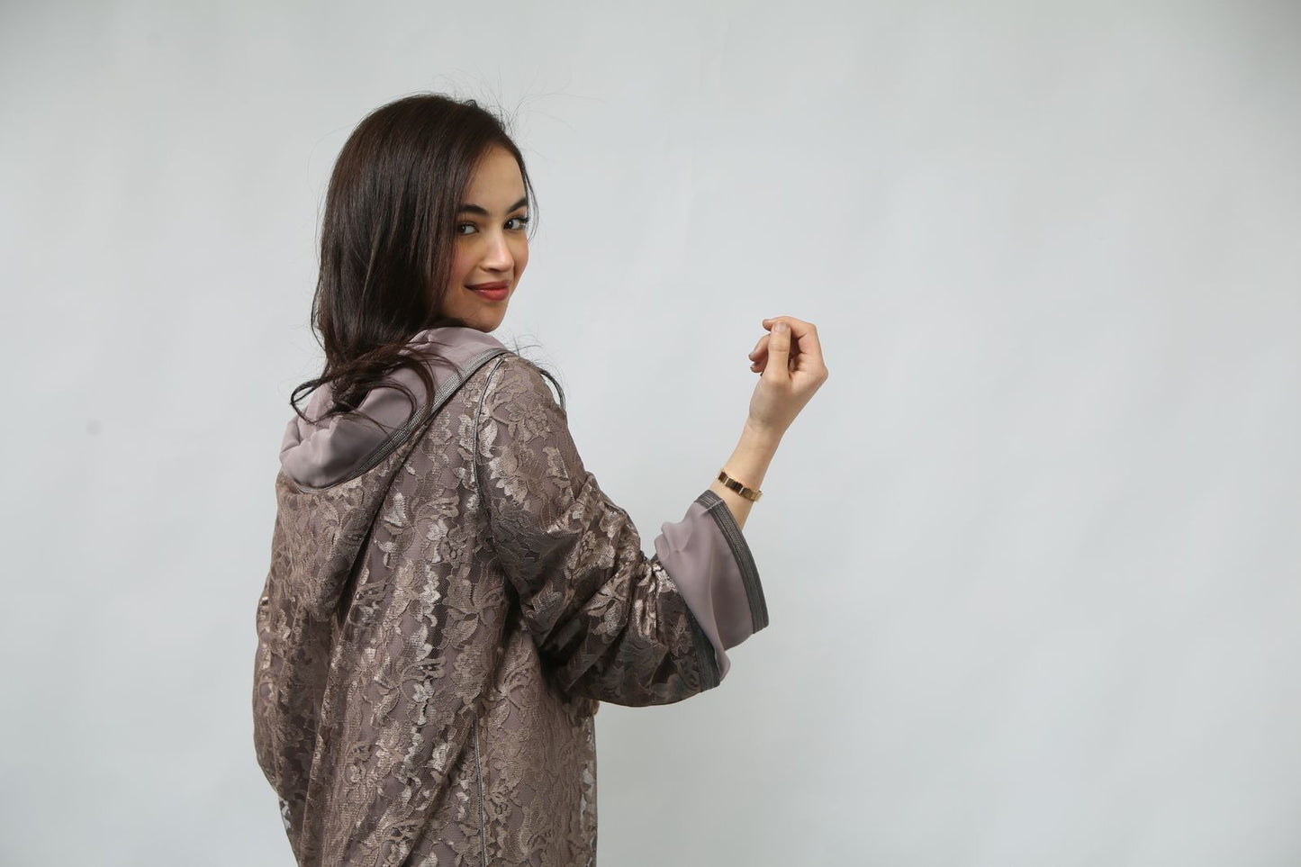 Un Chef-d’Œuvre de Raffinement : Jellaba en Soie et Guipure