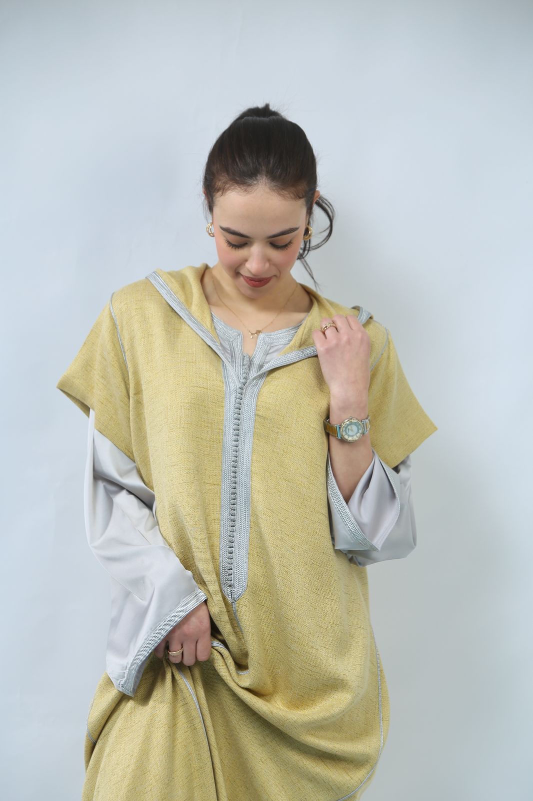 Un Bijou de Mode : Jellaba en Shantung et Satin Raffiné