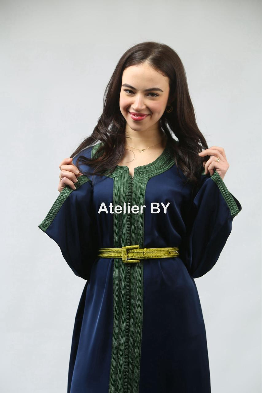 Fluide et Élégant : L’Art du Caftan en Drap de Soie