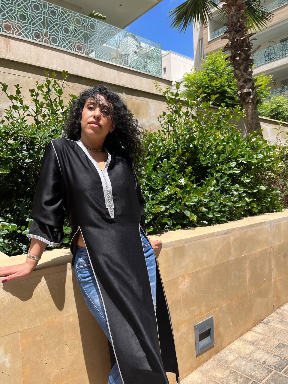 Caftan Noir Élégant à Fentes Latérales