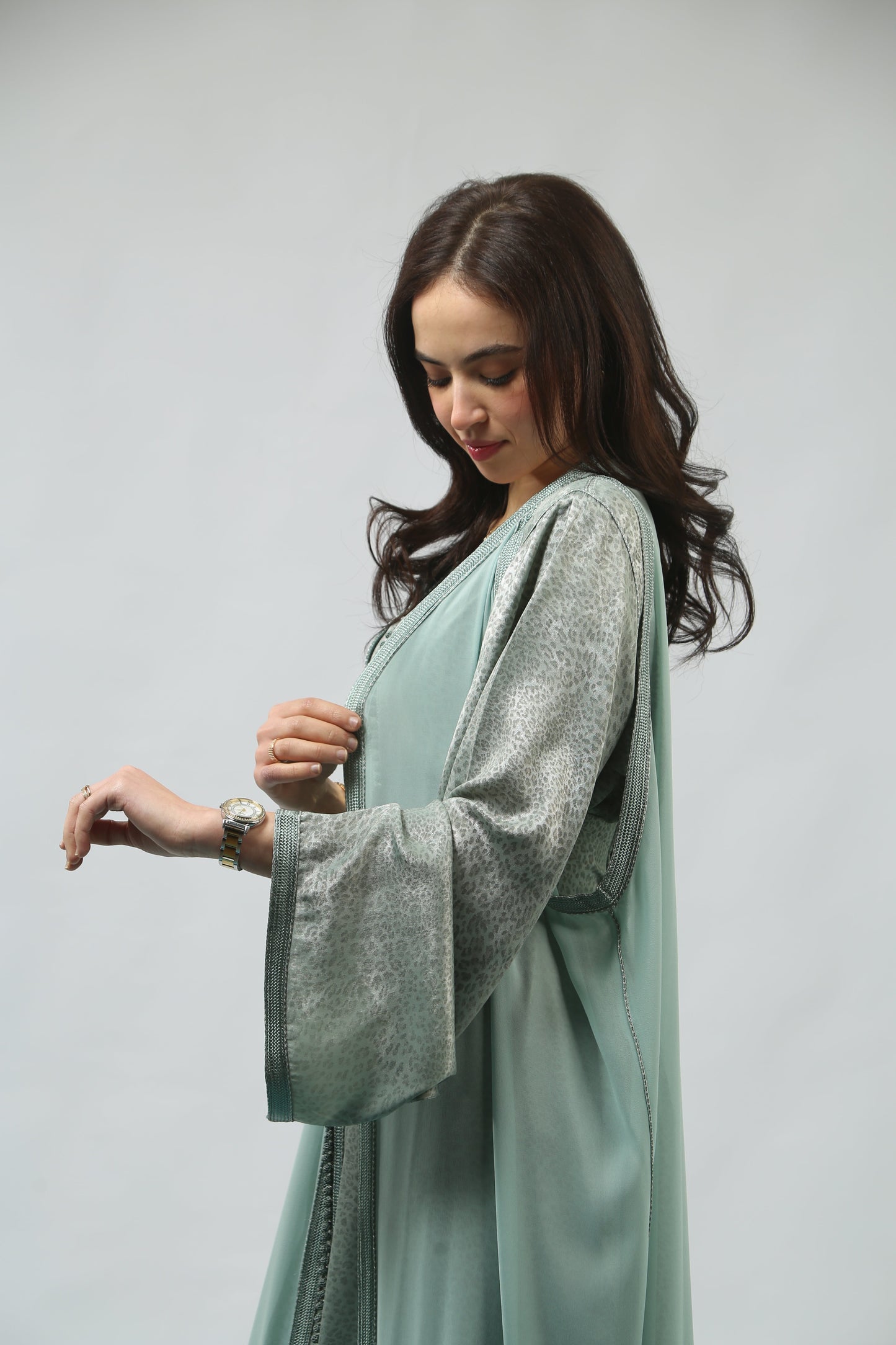 Caftan Léger et Raffiné – Alliance de Yakout et Crêpe Georgette