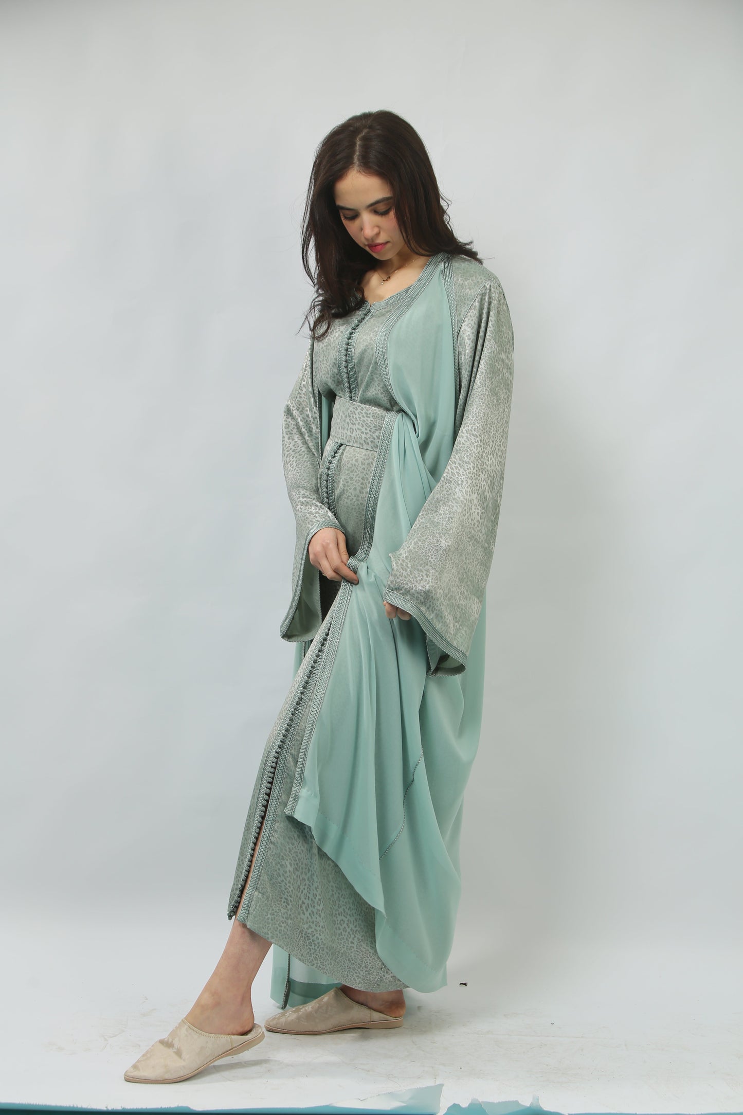 Caftan Léger et Raffiné – Alliance de Yakout et Crêpe Georgette