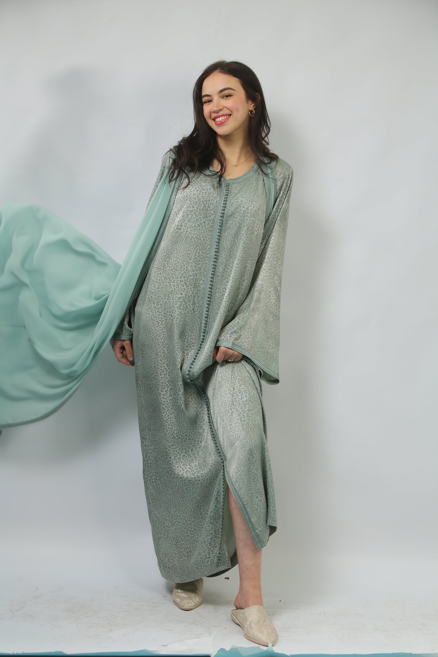 Caftan Léger et Raffiné – Alliance de Yakout et Crêpe Georgette