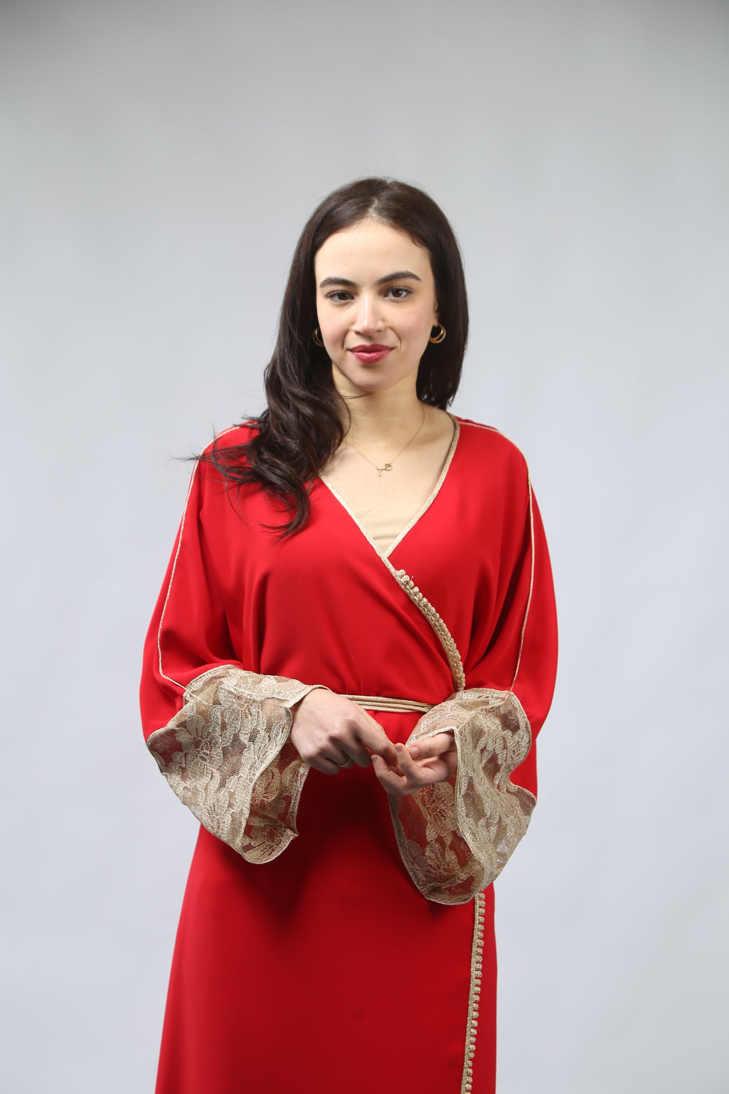 Rouge Majestueux – Kimono Croisé aux Détails Dorés