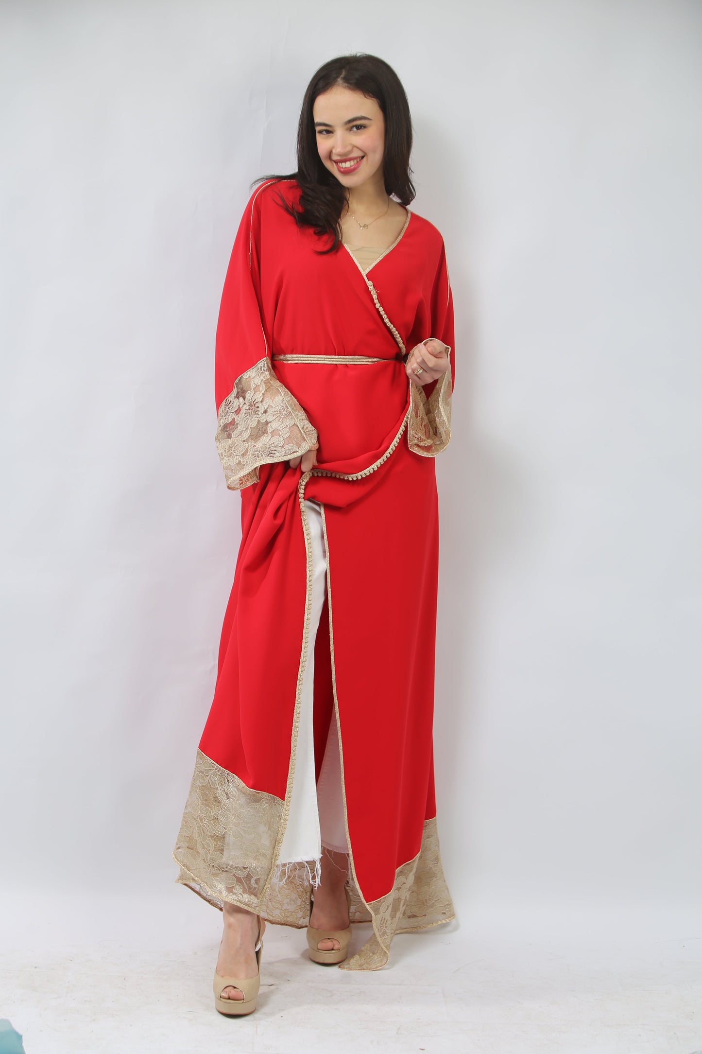 Rouge Majestueux – Kimono Croisé aux Détails Dorés