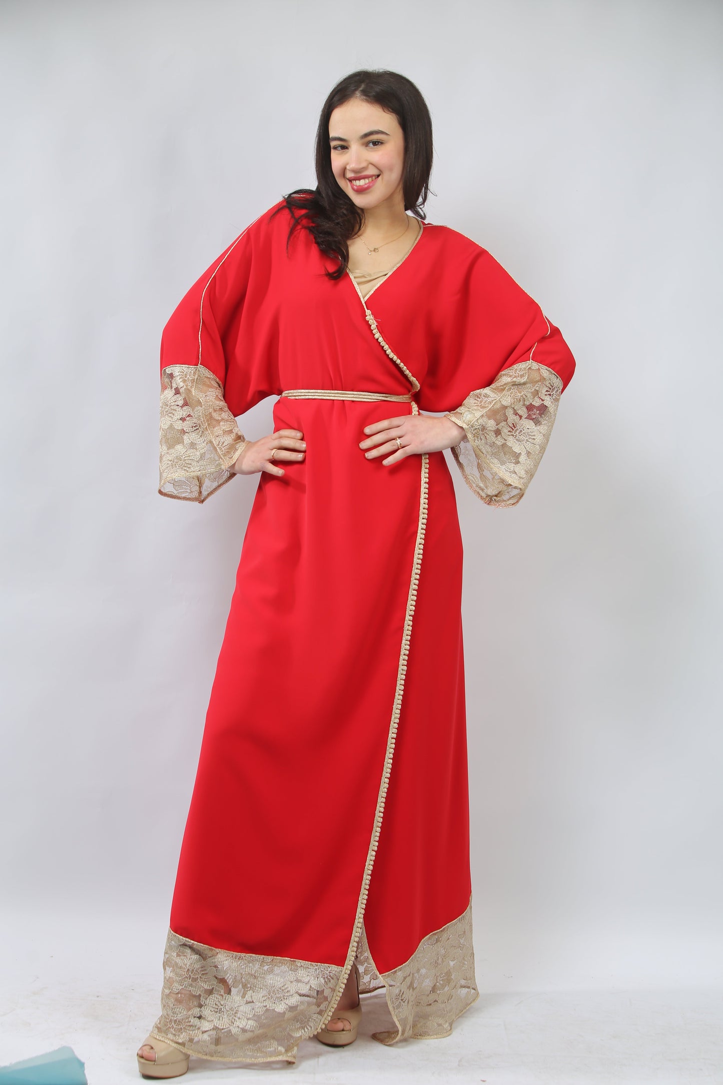 Rouge Majestueux – Kimono Croisé aux Détails Dorés