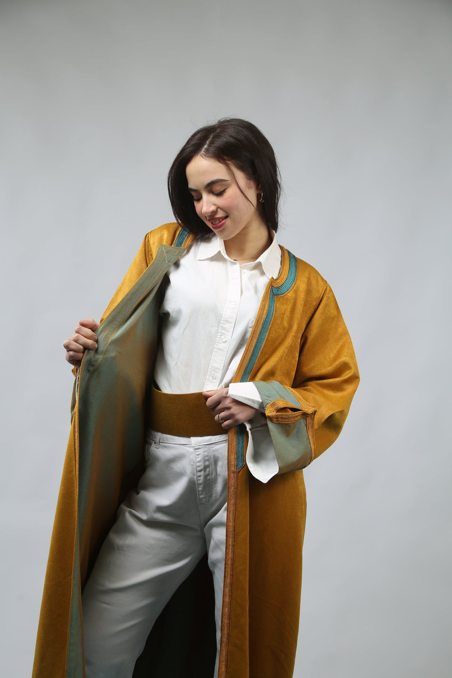 Élégance Bohème – Caftan Ouvert en Shantung Moutarde