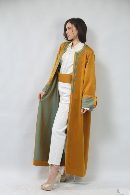 Élégance Bohème – Caftan Ouvert en Shantung Moutarde