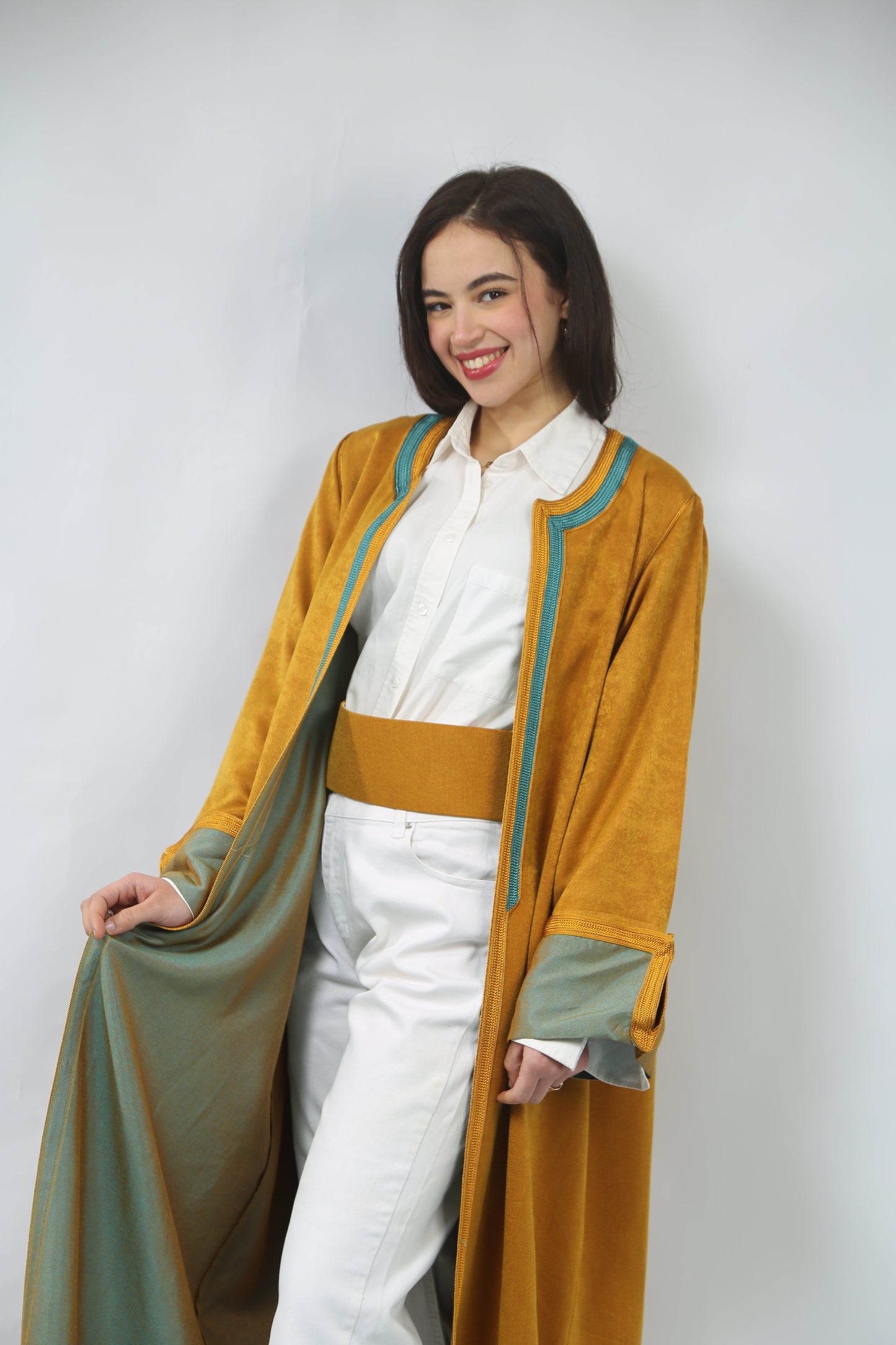 Élégance Bohème – Caftan Ouvert en Shantung Moutarde