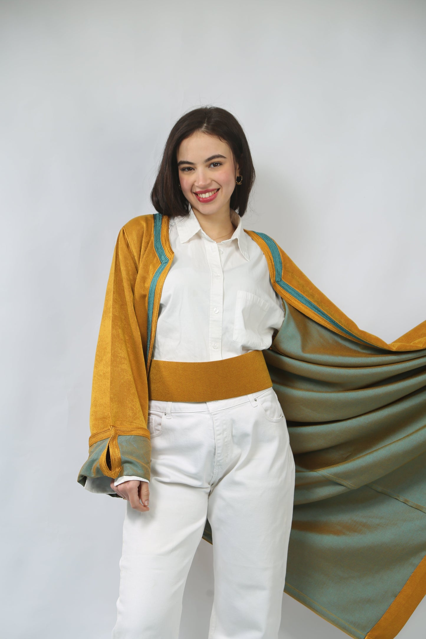 Élégance Bohème – Caftan Ouvert en Shantung Moutarde