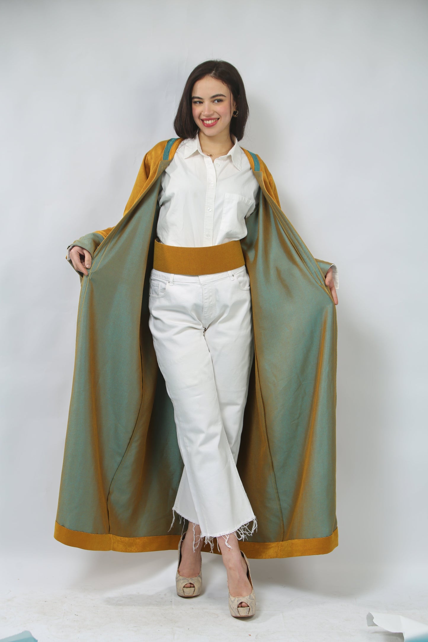 Élégance Bohème – Caftan Ouvert en Shantung Moutarde