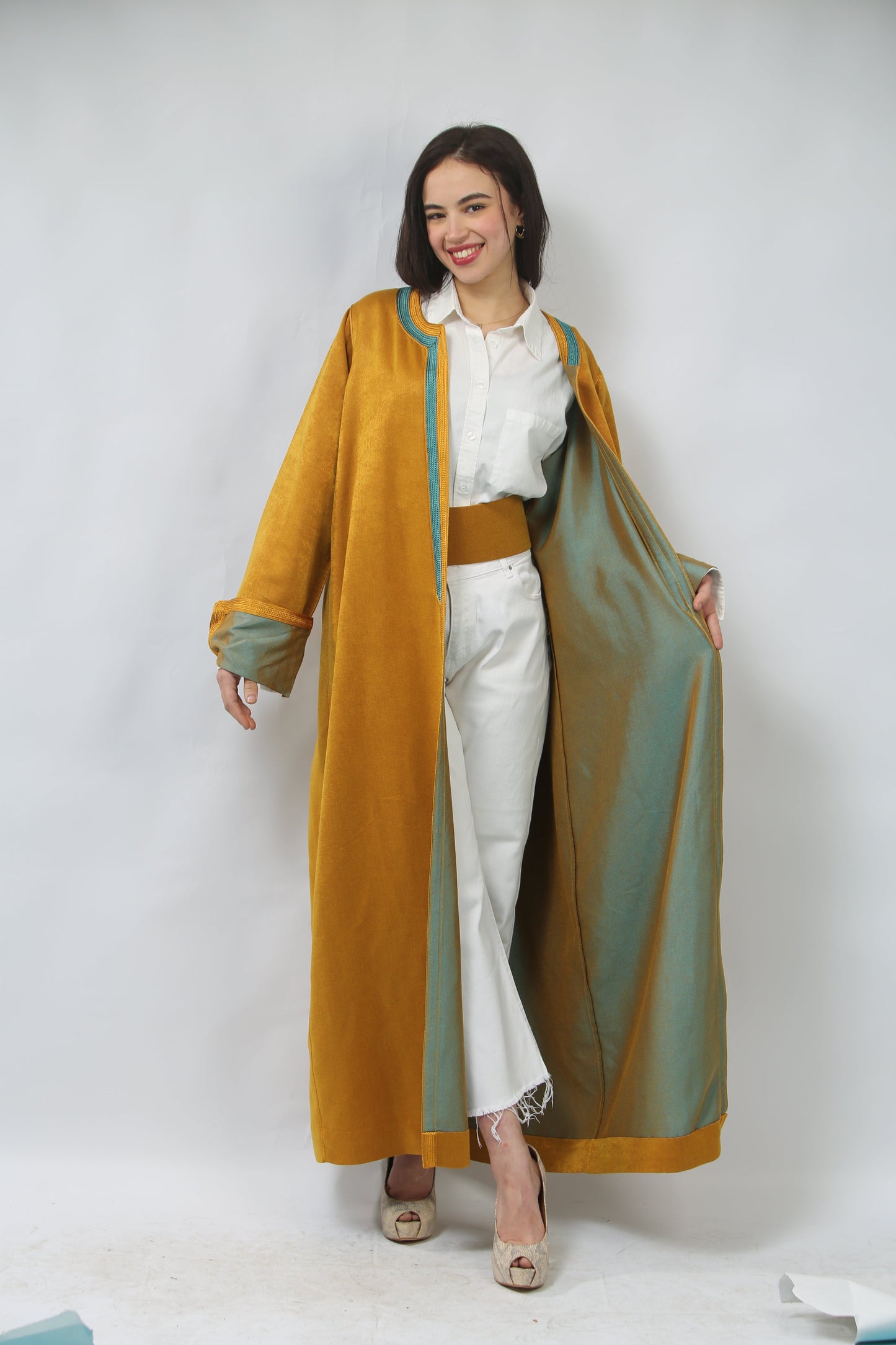 Élégance Bohème – Caftan Ouvert en Shantung Moutarde