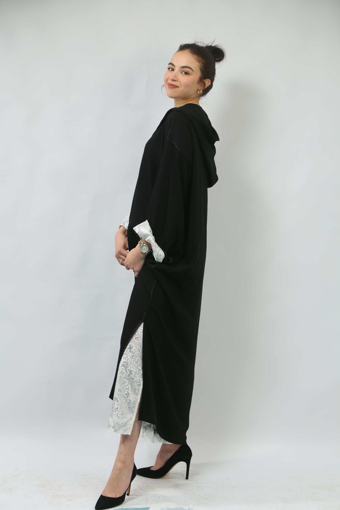 Noir et Argent : Une Jellaba Sophistiquée au Charme Intemporel