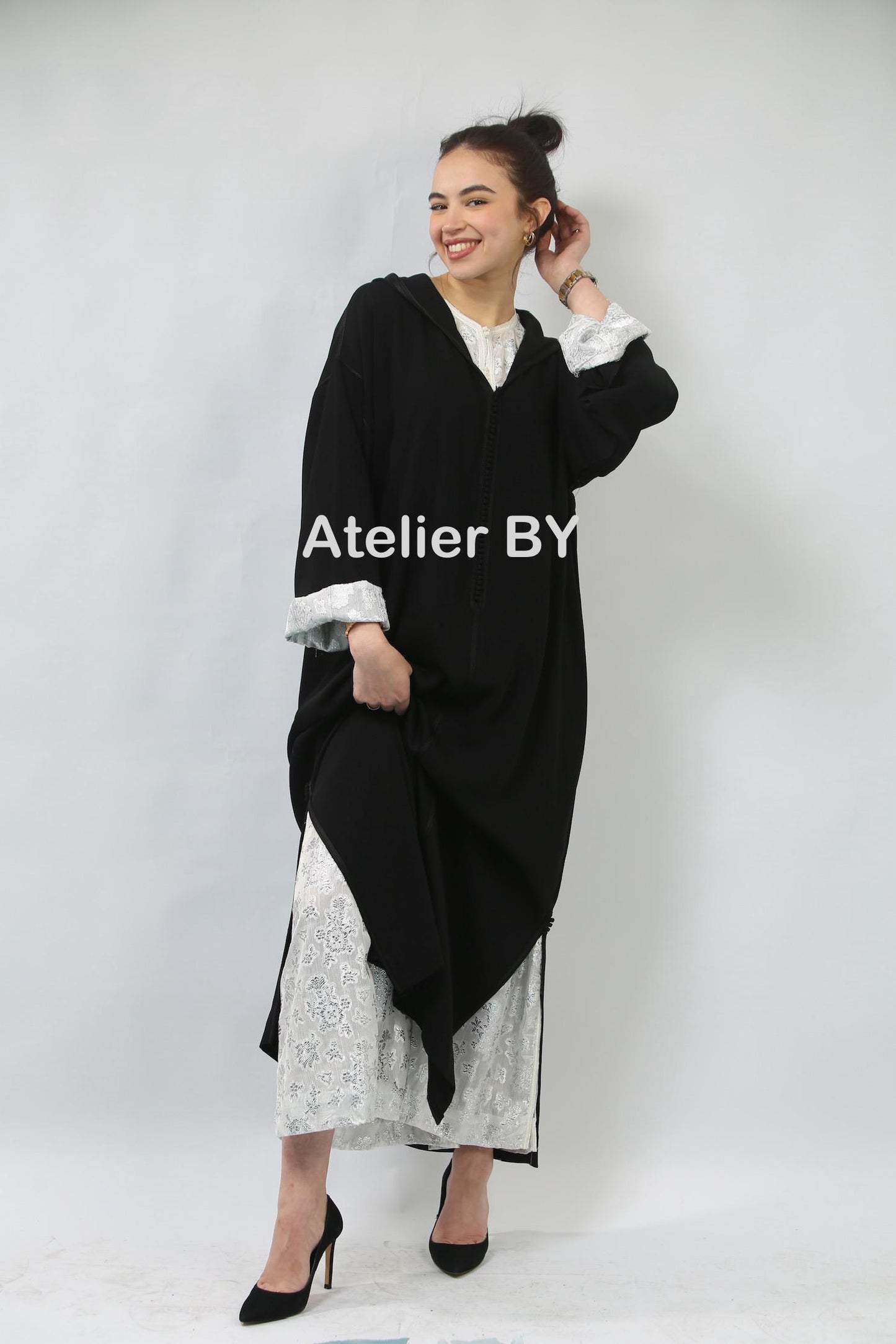 Noir et Argent : Une Jellaba Sophistiquée au Charme Intemporel