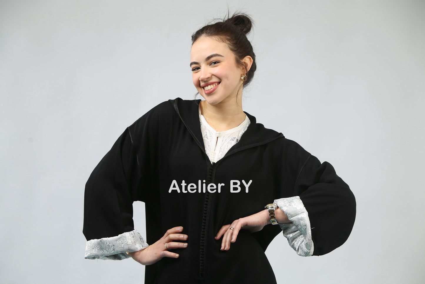 Noir et Argent : Une Jellaba Sophistiquée au Charme Intemporel