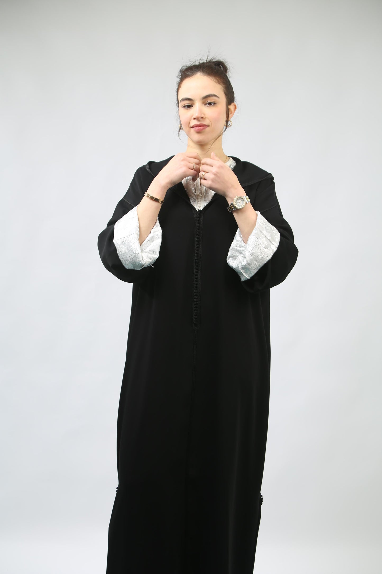 Noir et Argent : Une Jellaba Sophistiquée au Charme Intemporel