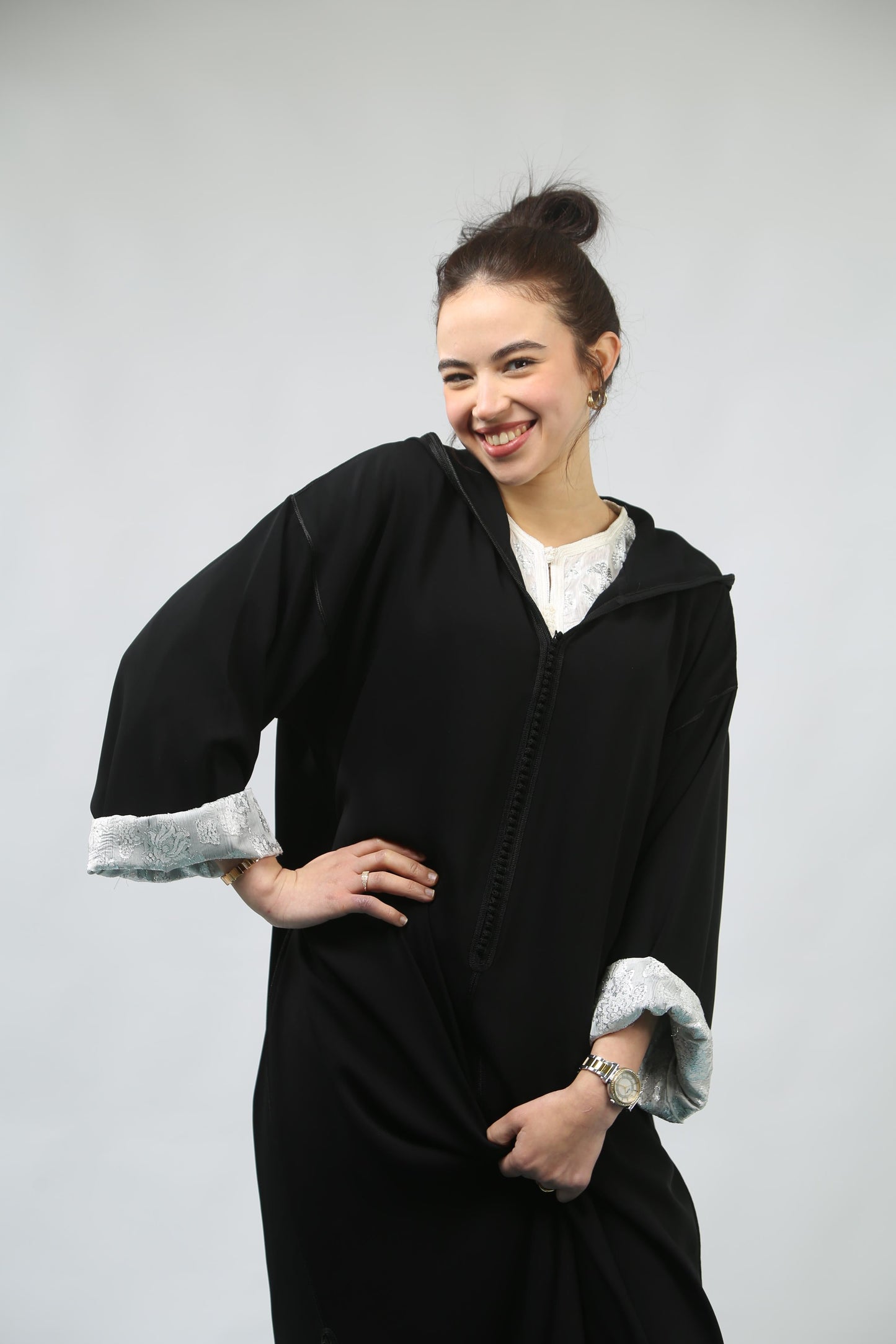 Noir et Argent : Une Jellaba Sophistiquée au Charme Intemporel