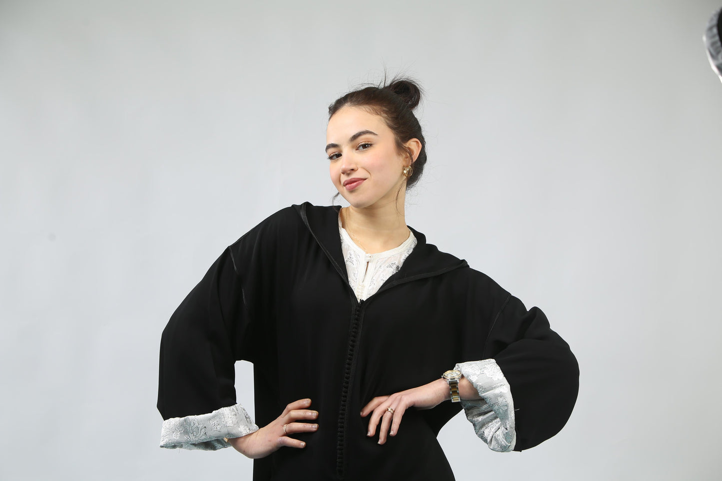 Noir et Argent : Une Jellaba Sophistiquée au Charme Intemporel