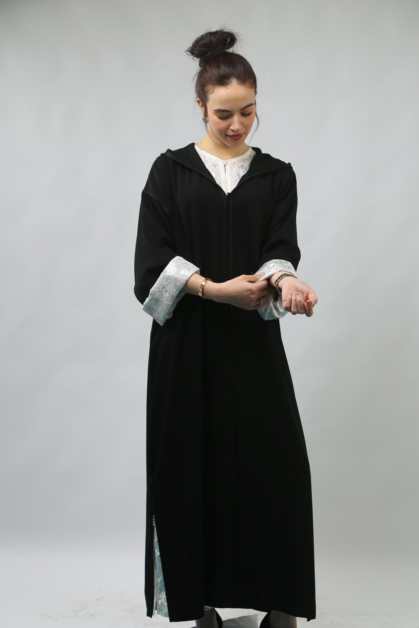 Noir et Argent : Une Jellaba Sophistiquée au Charme Intemporel