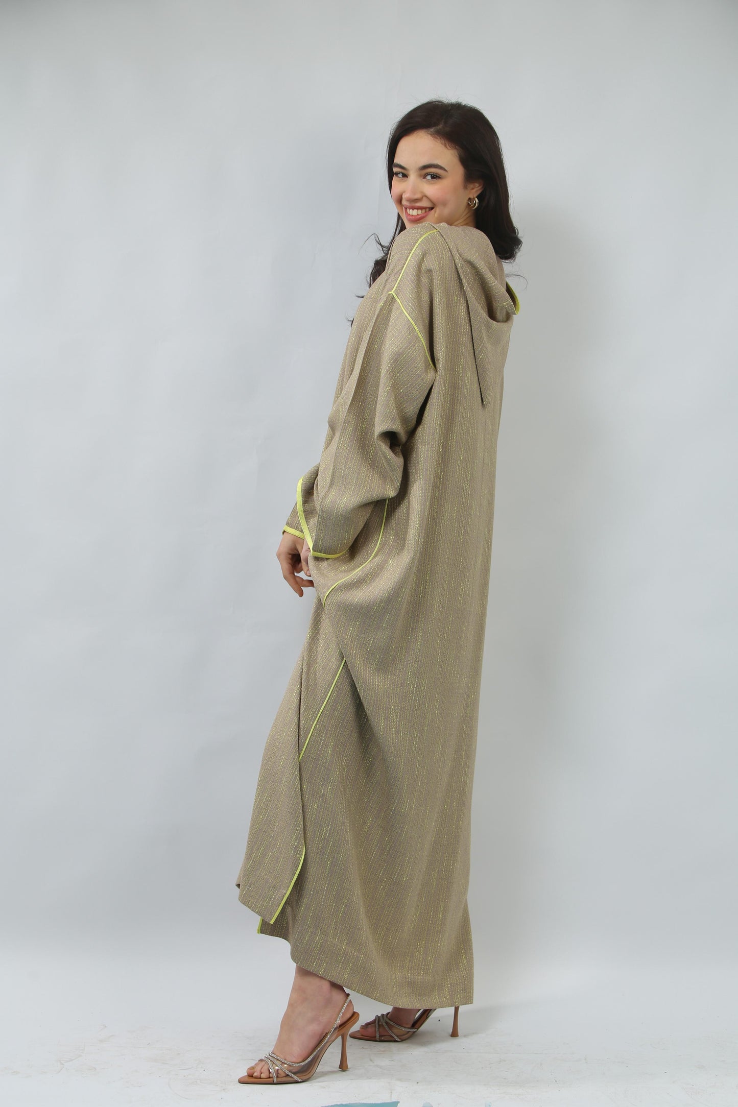 Style et Confort – Jellaba Mekhzania aux Finitions Soignées