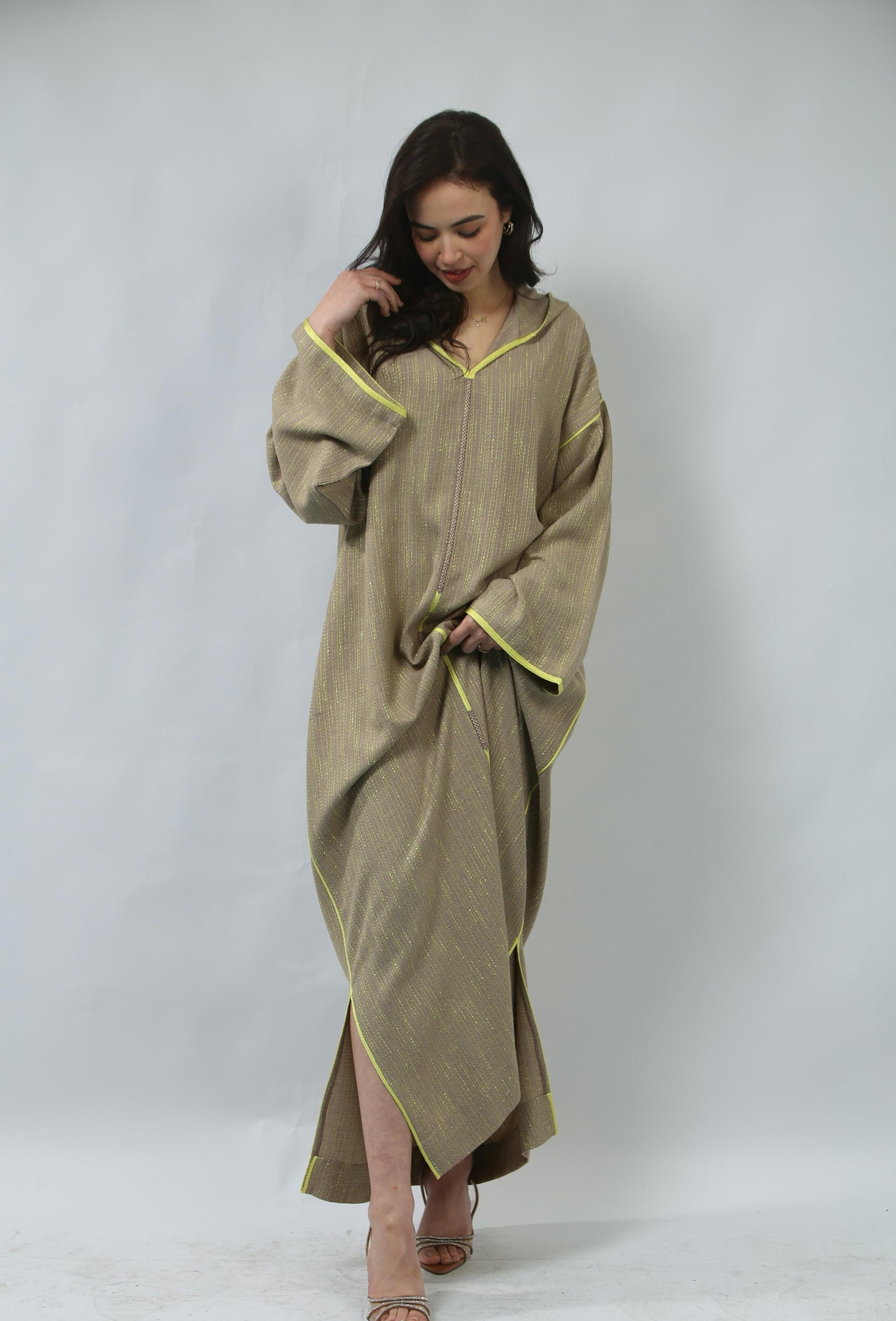 Style et Confort – Jellaba Mekhzania aux Finitions Soignées