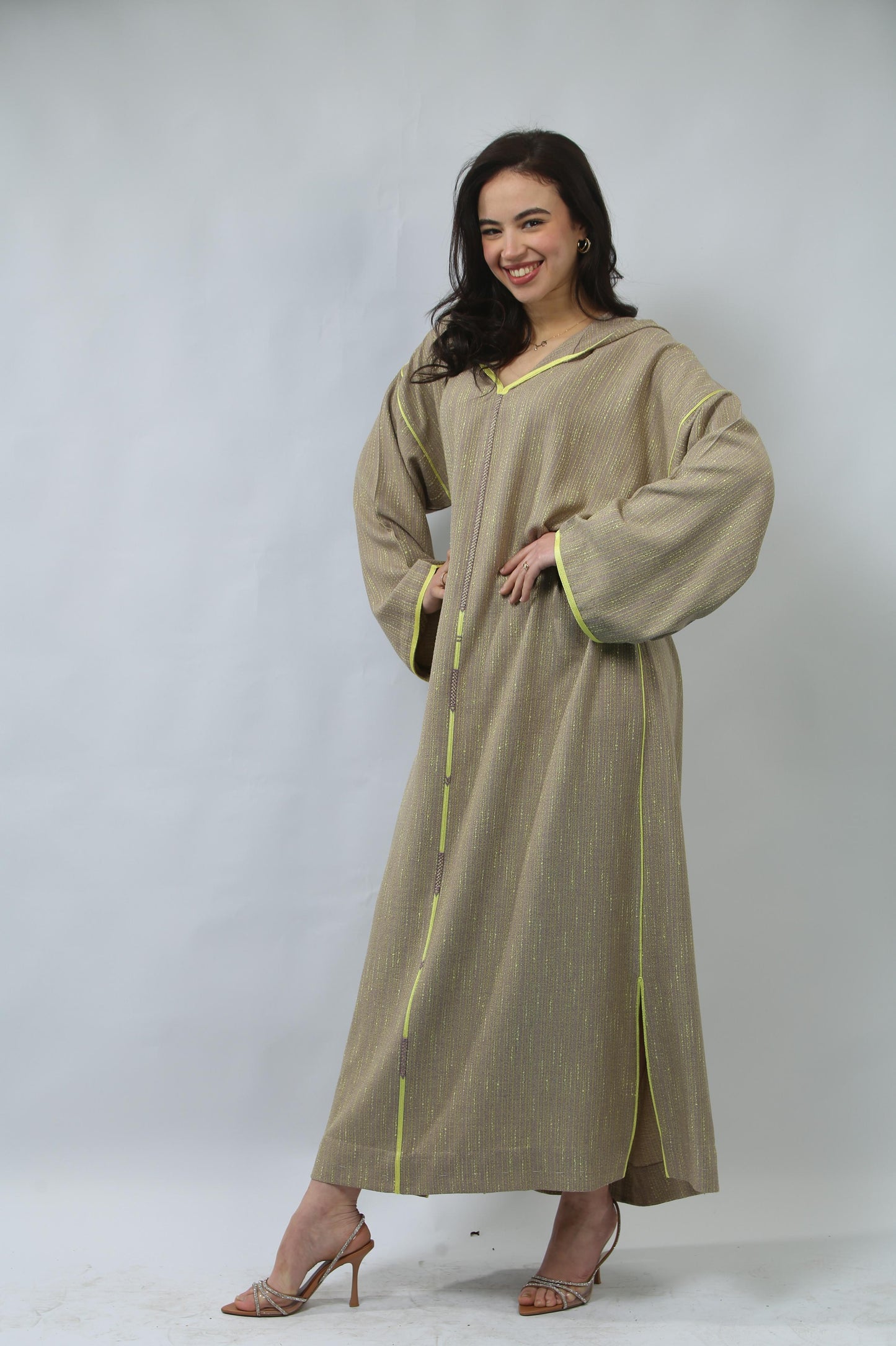 Style et Confort – Jellaba Mekhzania aux Finitions Soignées