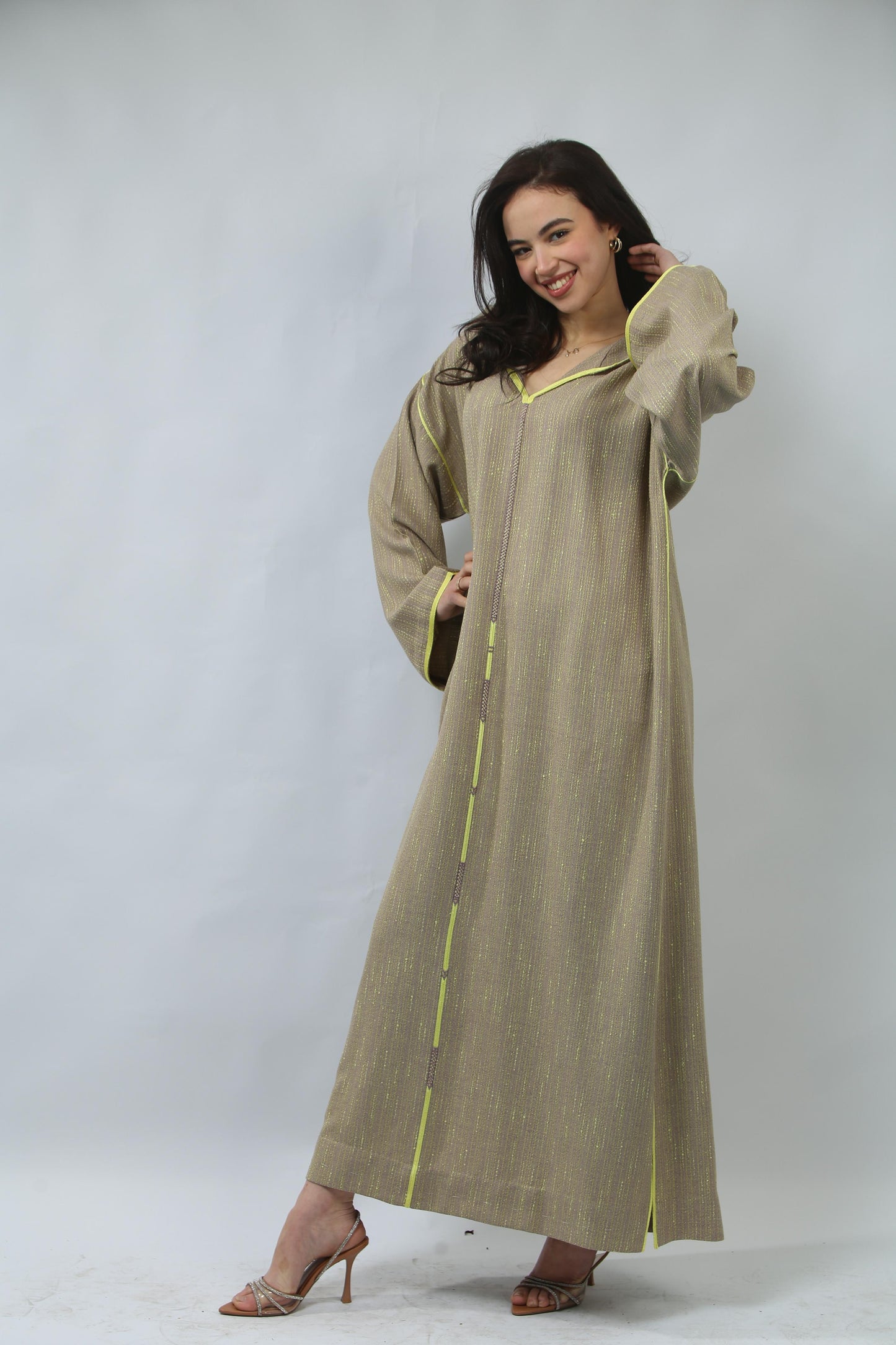 Style et Confort – Jellaba Mekhzania aux Finitions Soignées