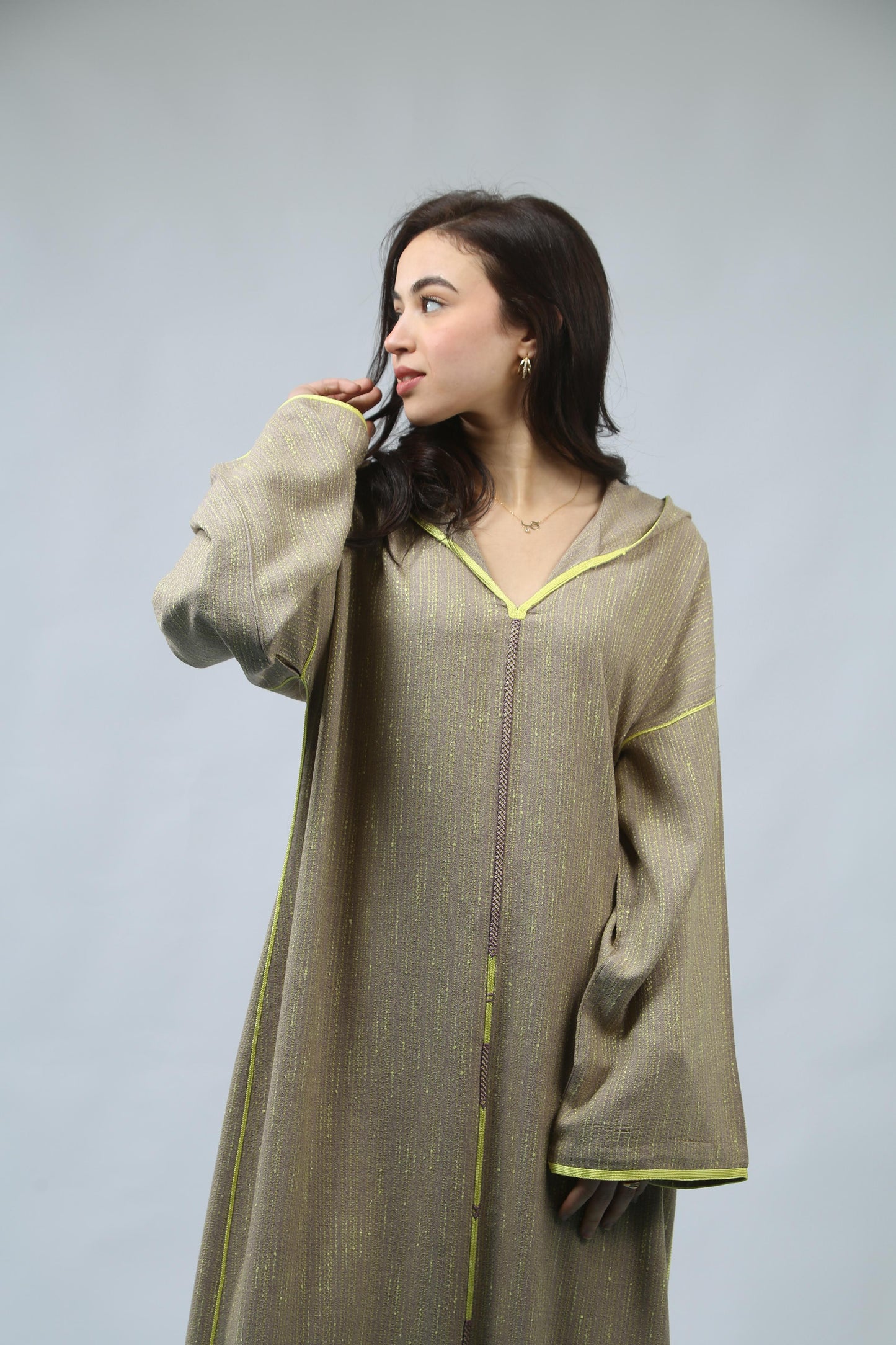 Style et Confort – Jellaba Mekhzania aux Finitions Soignées