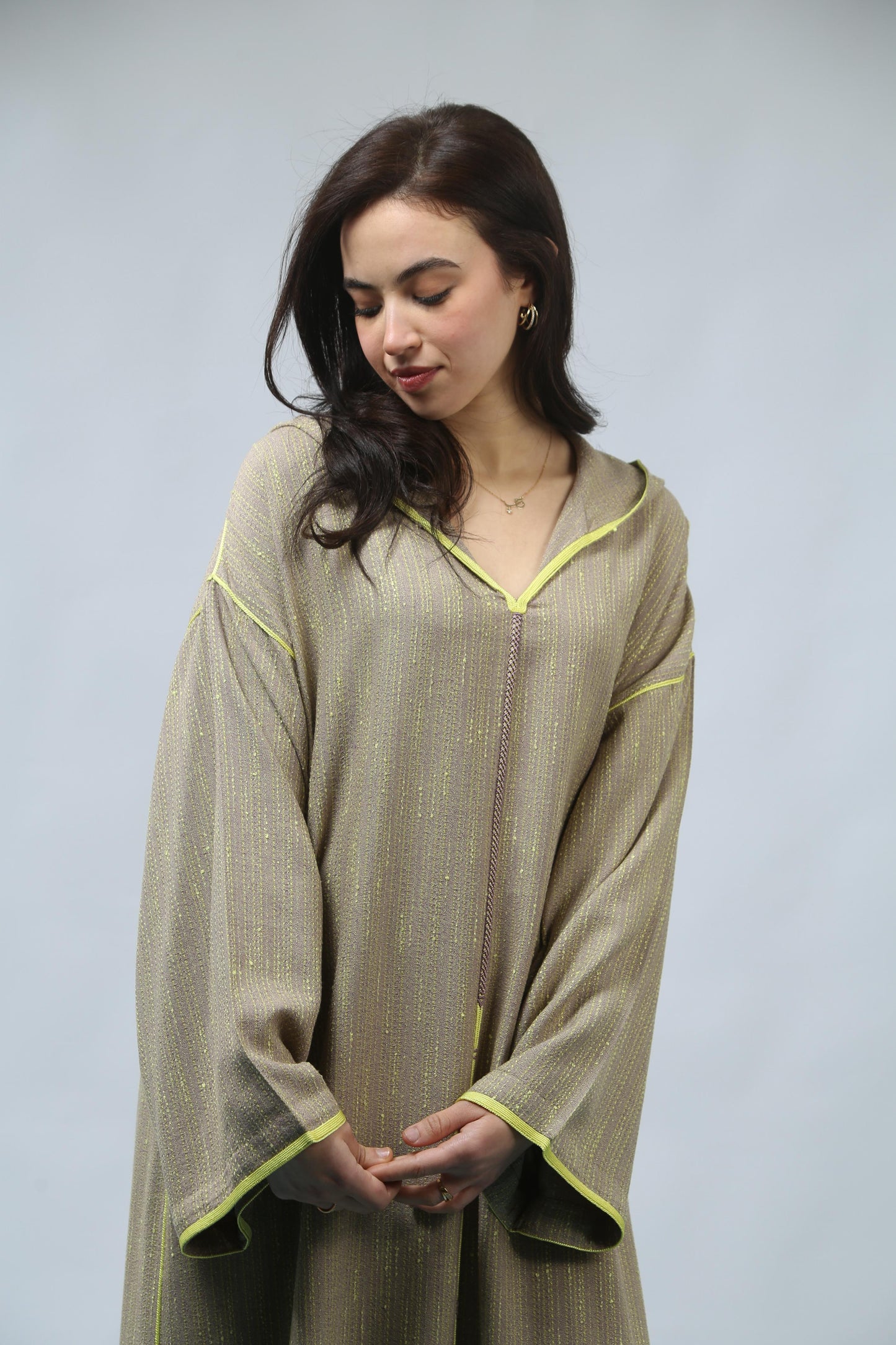 Style et Confort – Jellaba Mekhzania aux Finitions Soignées