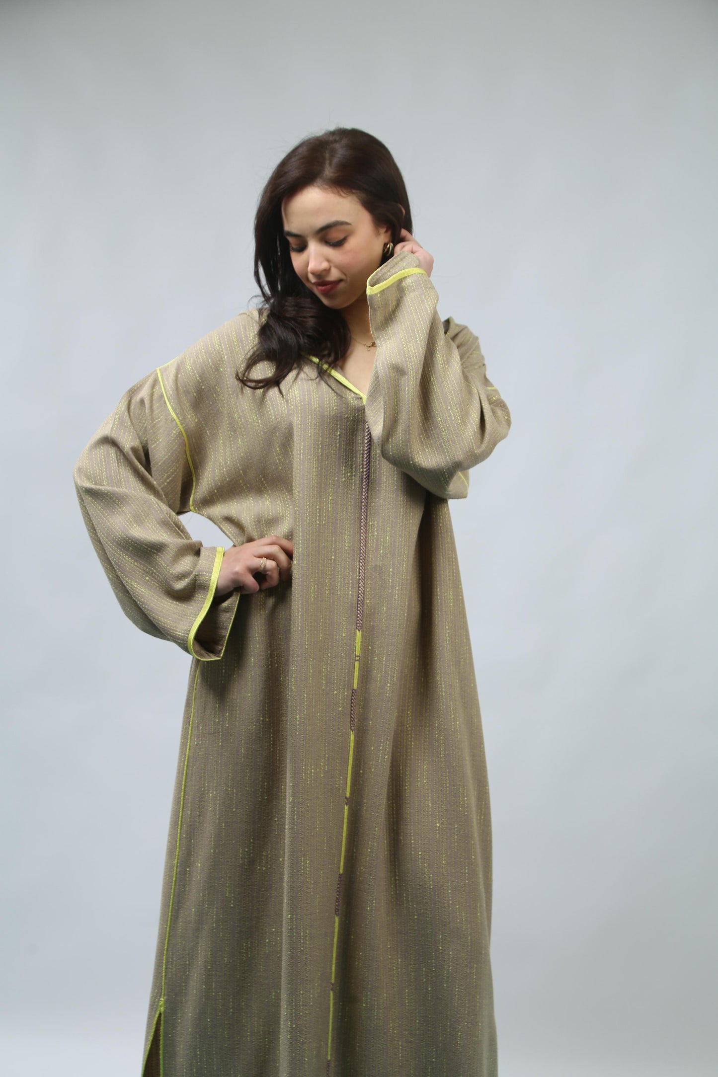 Style et Confort – Jellaba Mekhzania aux Finitions Soignées