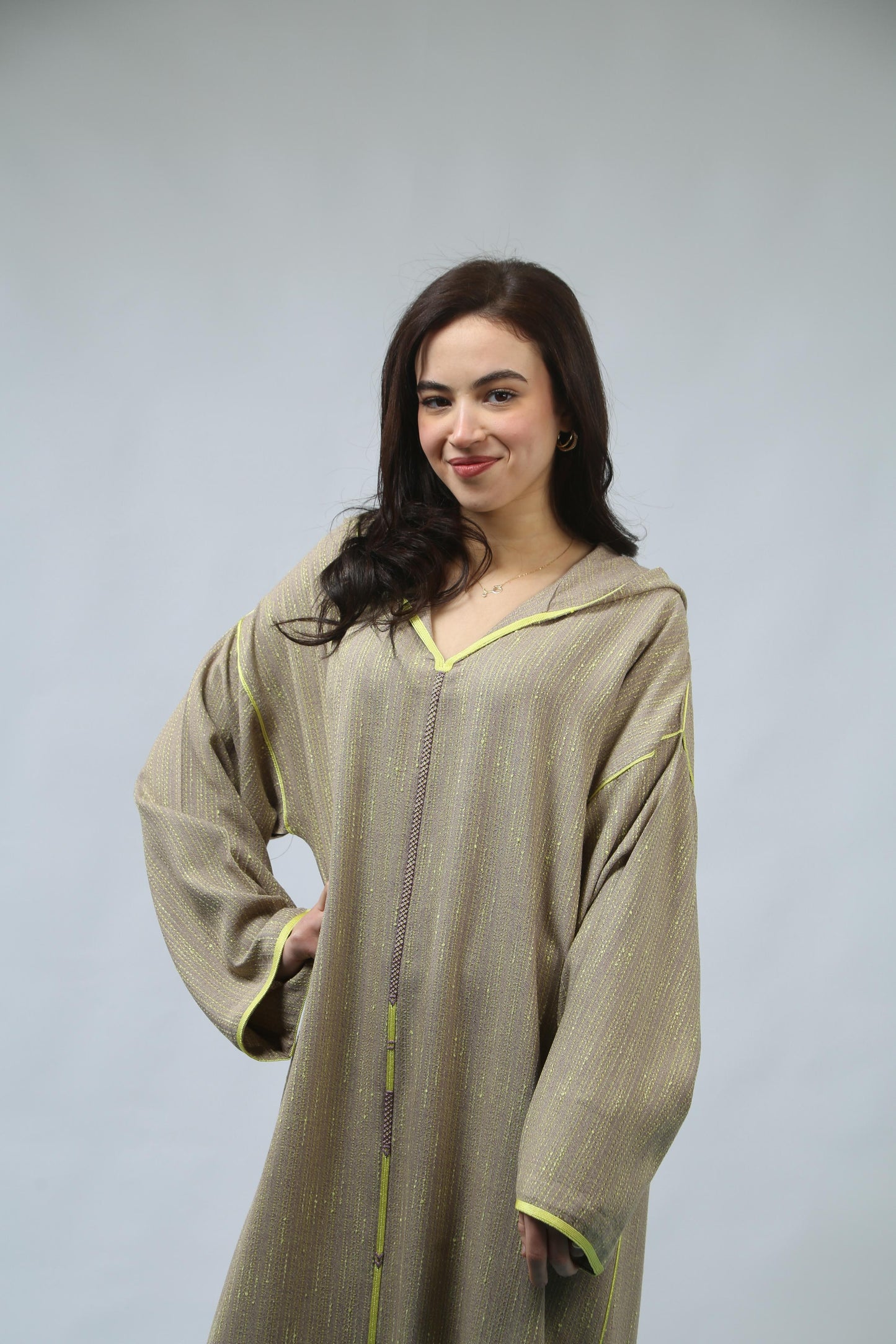 Style et Confort – Jellaba Mekhzania aux Finitions Soignées