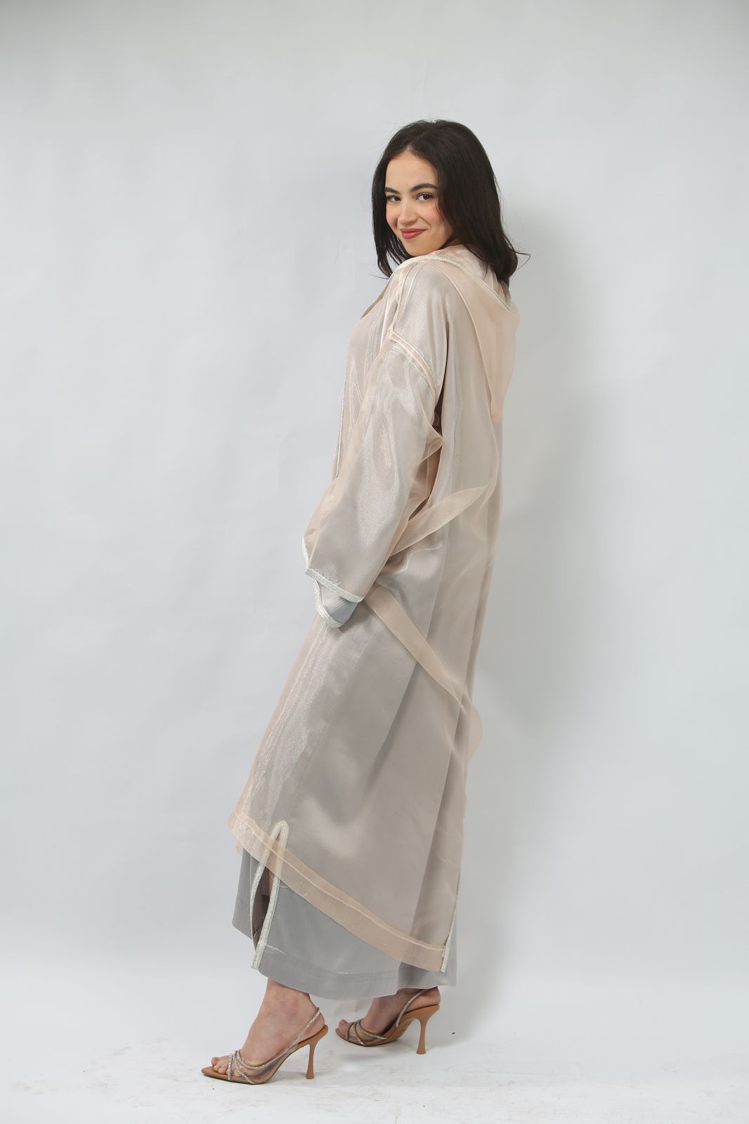 L'Essence de l'Éclat : Jellaba Saumon et Détails Métalliques