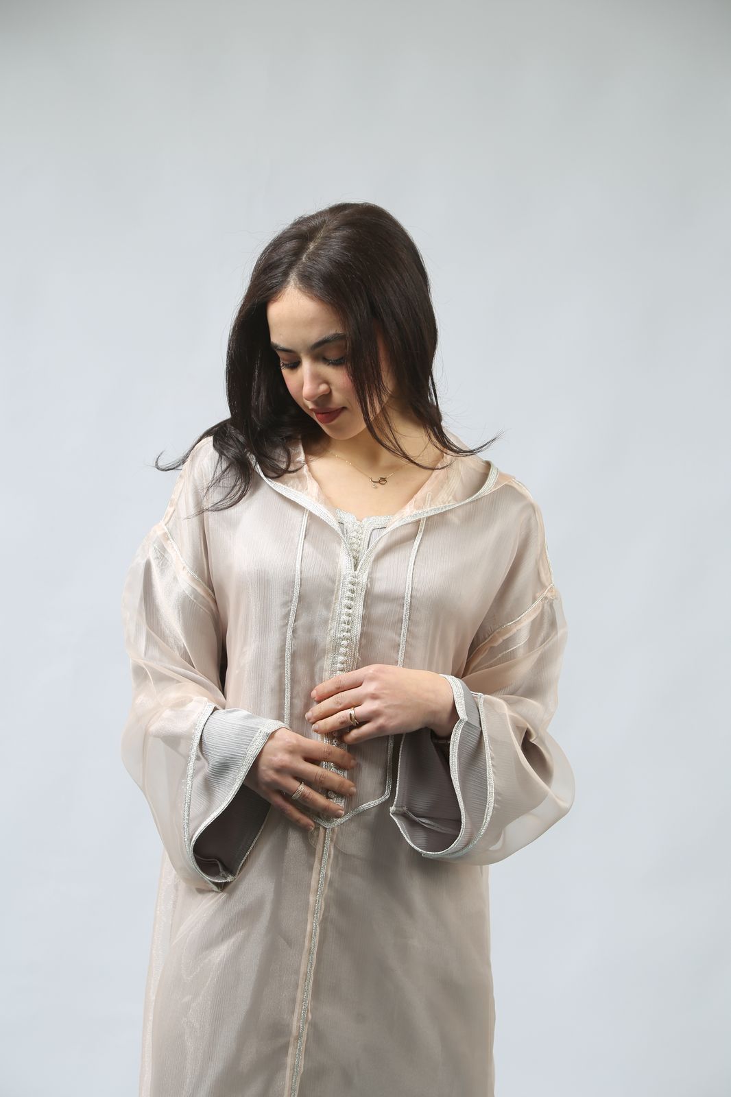 L'Essence de l'Éclat : Jellaba Saumon et Détails Métalliques