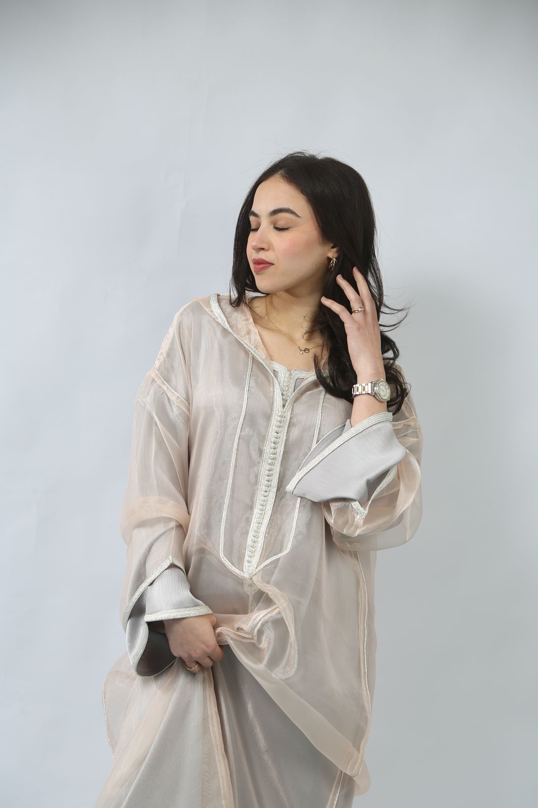 L'Essence de l'Éclat : Jellaba Saumon et Détails Métalliques