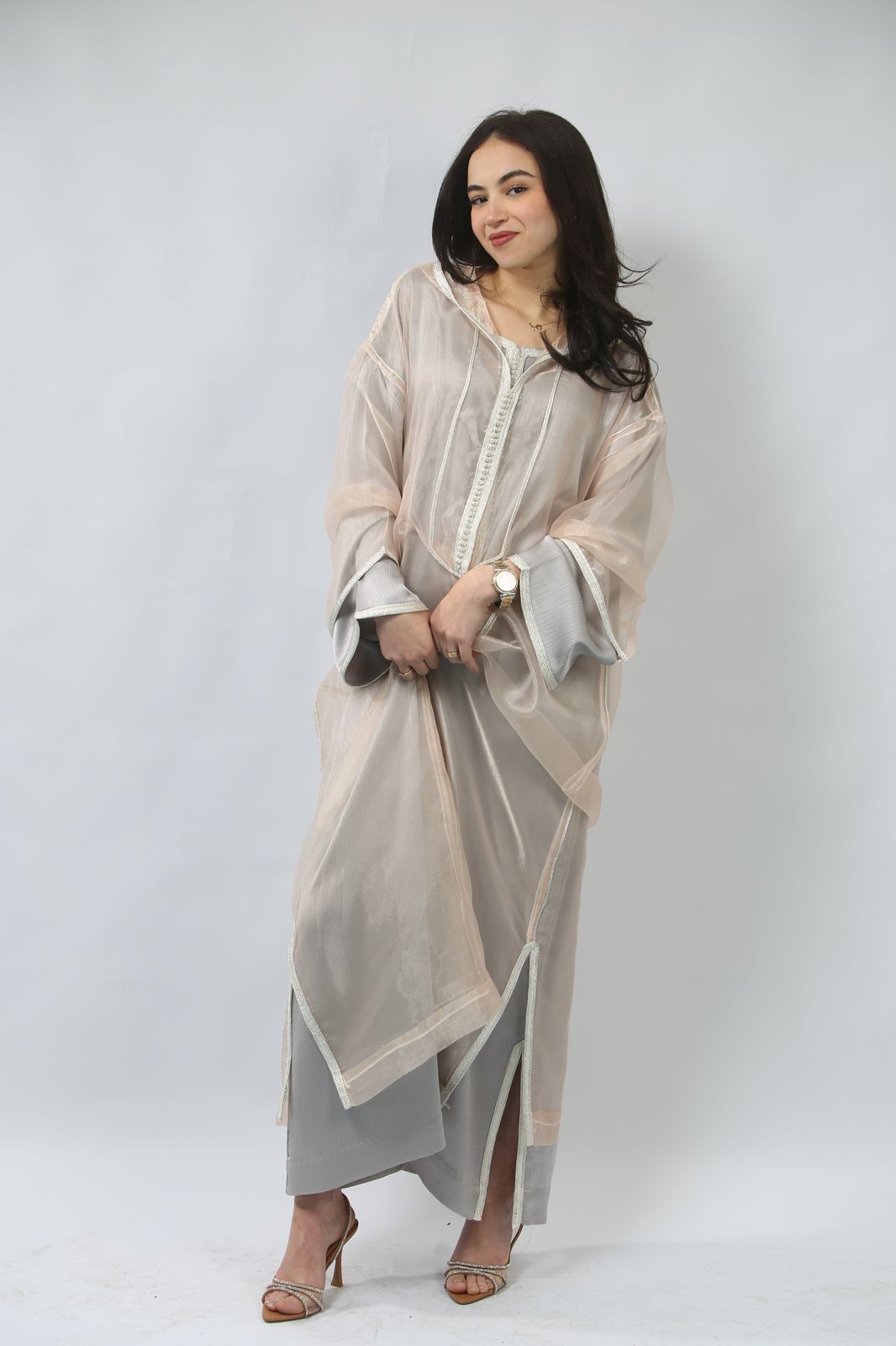 L'Essence de l'Éclat : Jellaba Saumon et Détails Métalliques