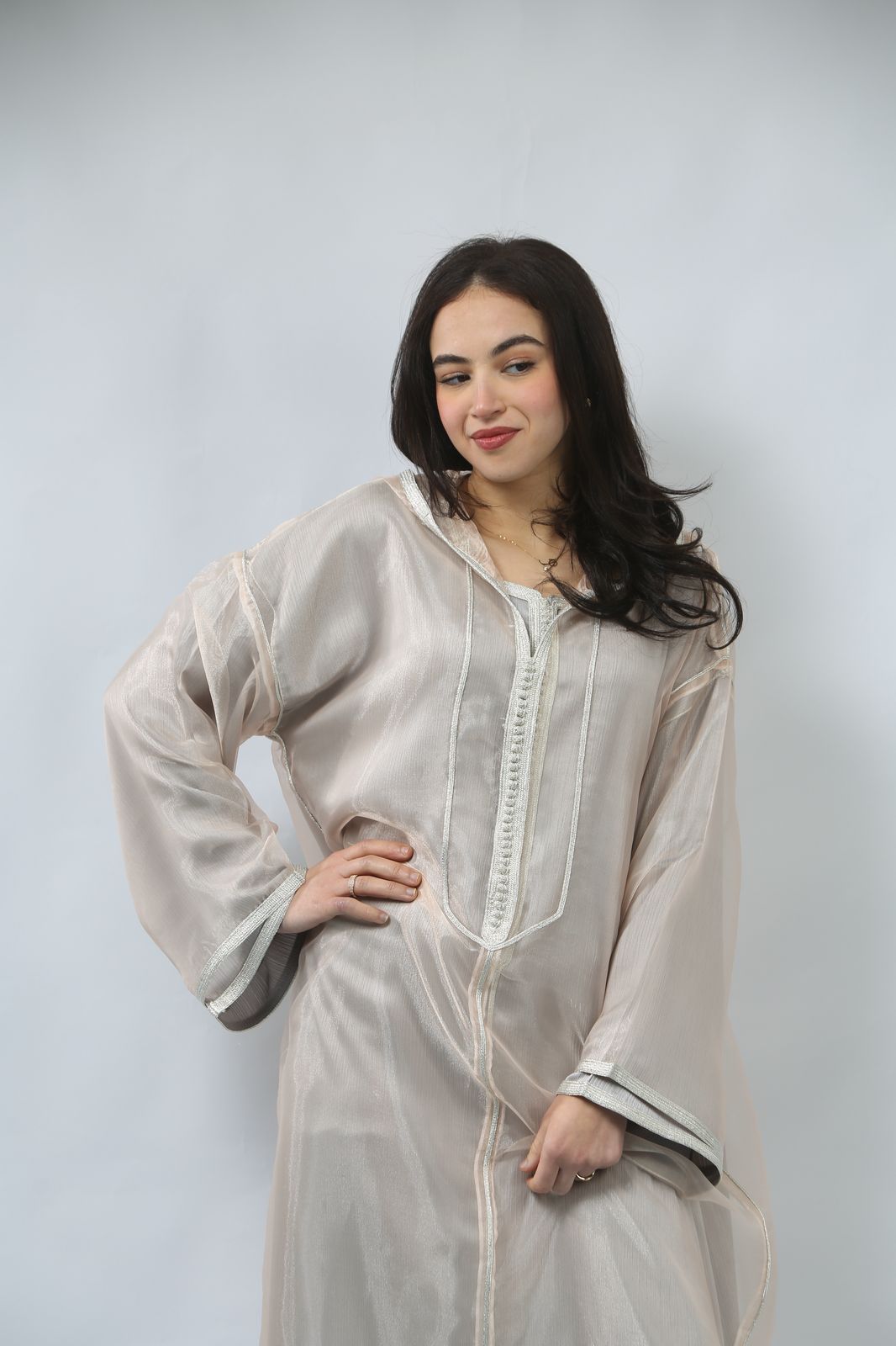 L'Essence de l'Éclat : Jellaba Saumon et Détails Métalliques