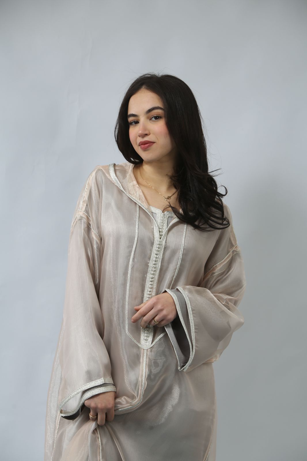 L'Essence de l'Éclat : Jellaba Saumon et Détails Métalliques