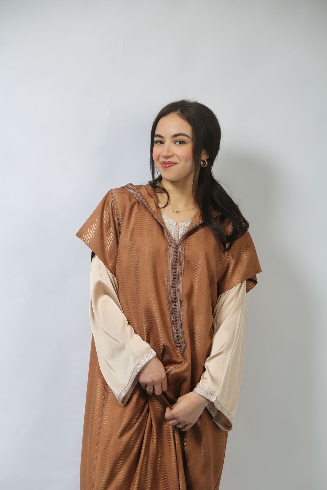 Harmonie et Grâce : Jellaba au Savoir-Faire Raffiné