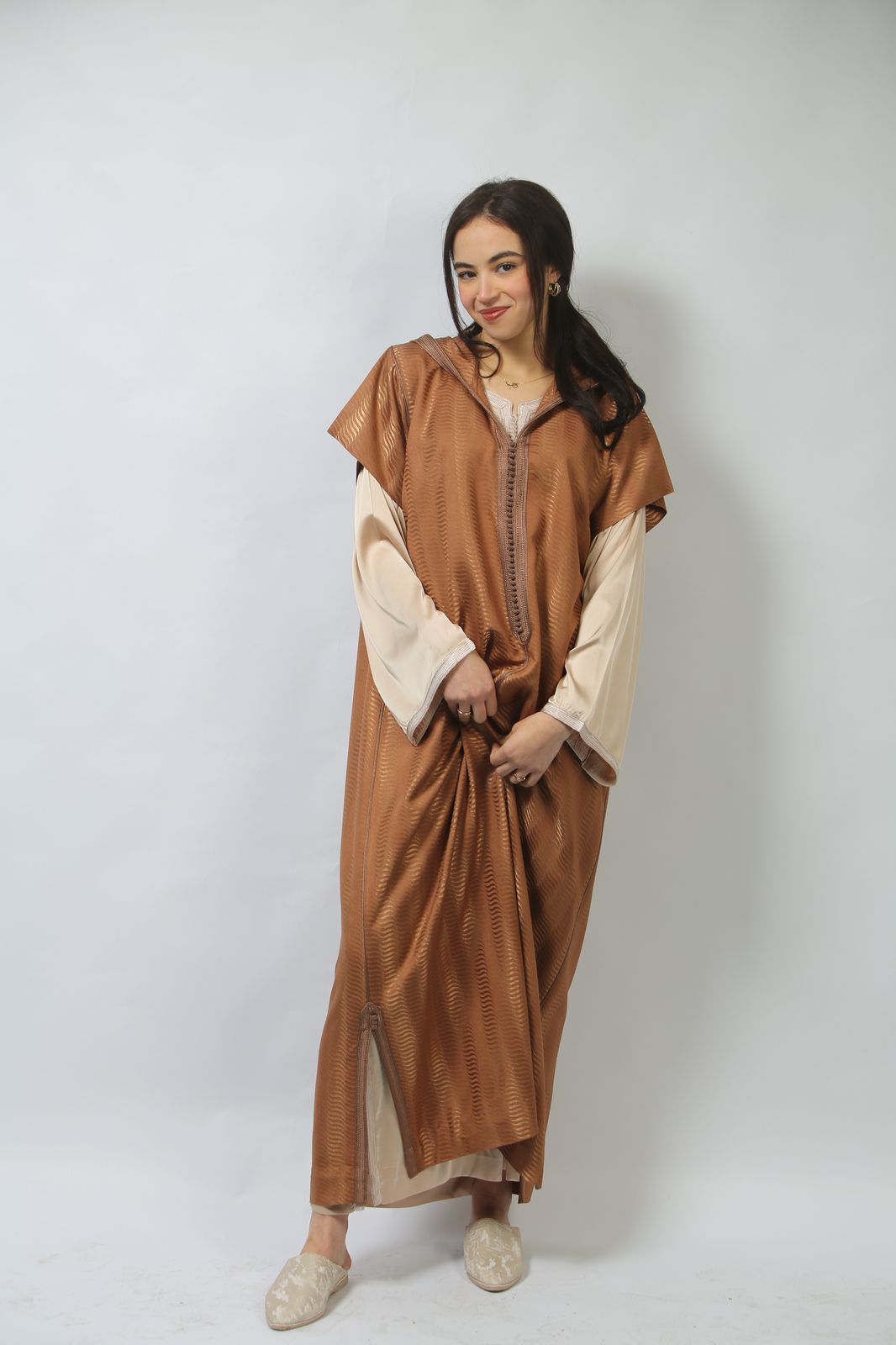 Harmonie et Grâce : Jellaba au Savoir-Faire Raffiné