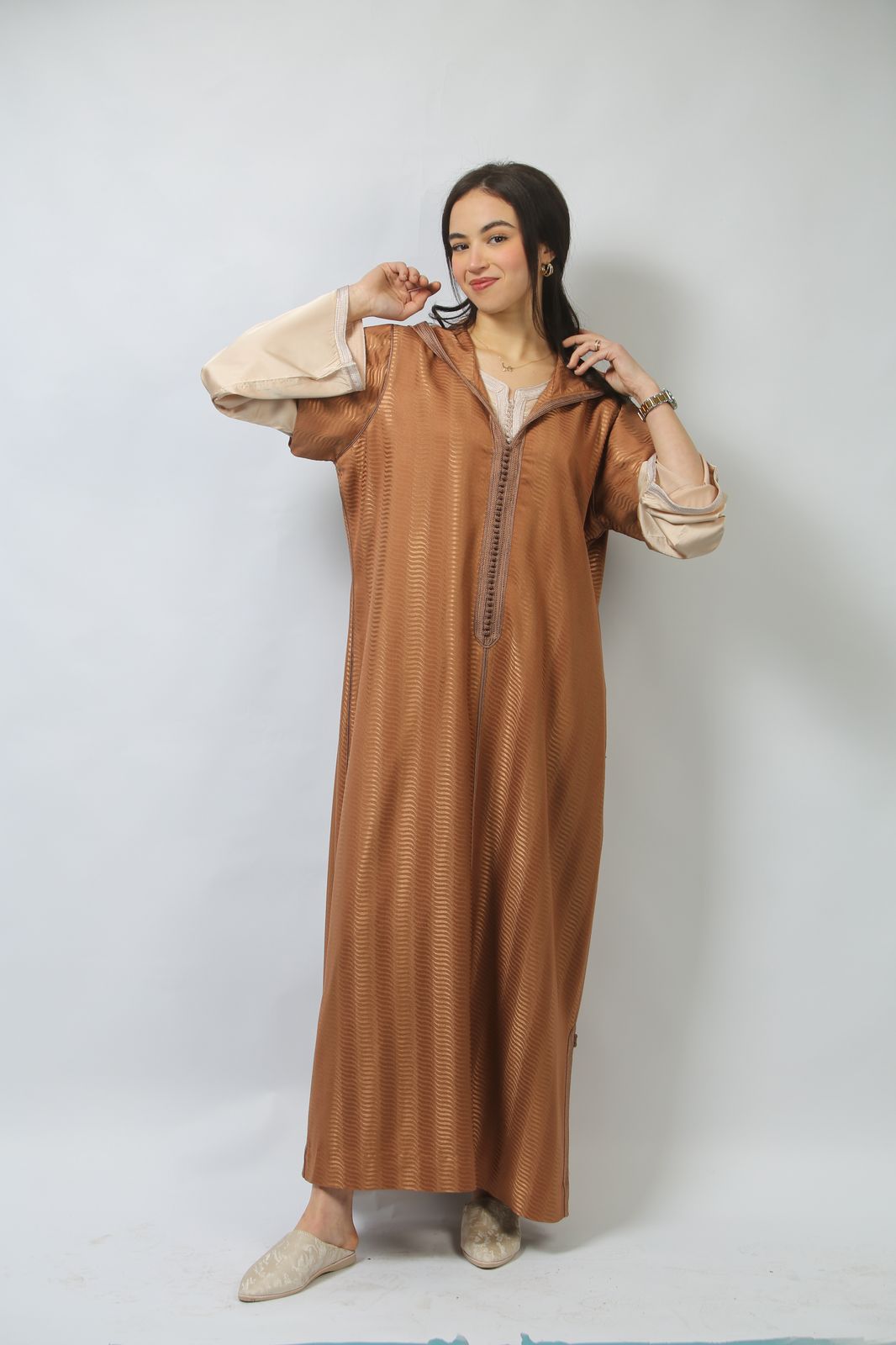 Harmonie et Grâce : Jellaba au Savoir-Faire Raffiné