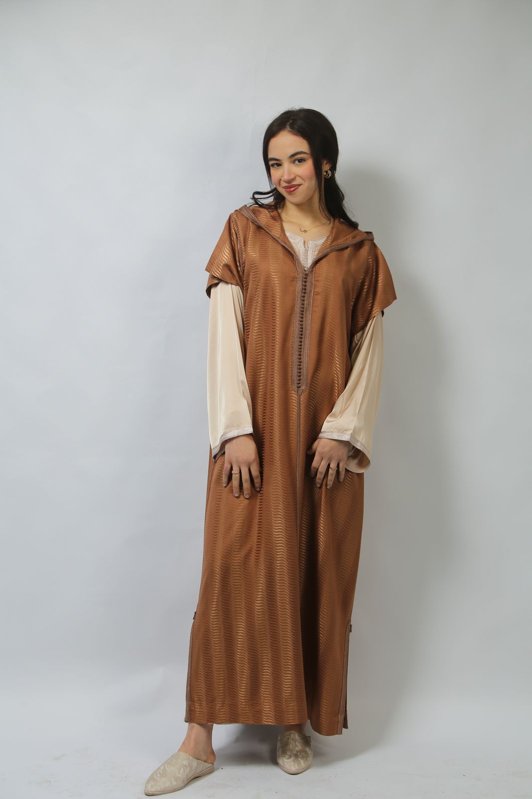 Harmonie et Grâce : Jellaba au Savoir-Faire Raffiné