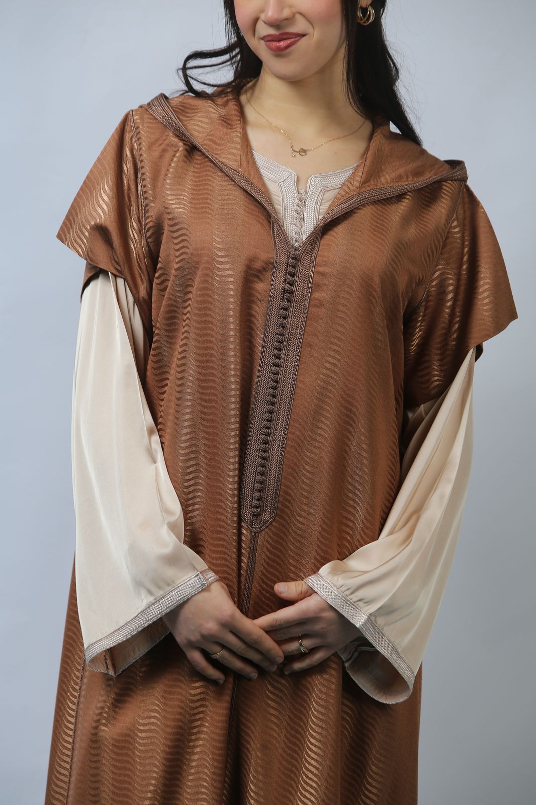 Harmonie et Grâce : Jellaba au Savoir-Faire Raffiné