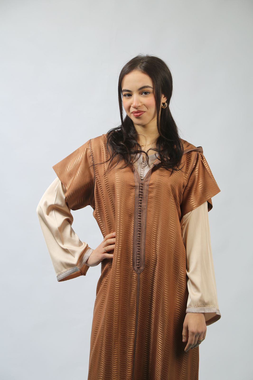 Harmonie et Grâce : Jellaba au Savoir-Faire Raffiné