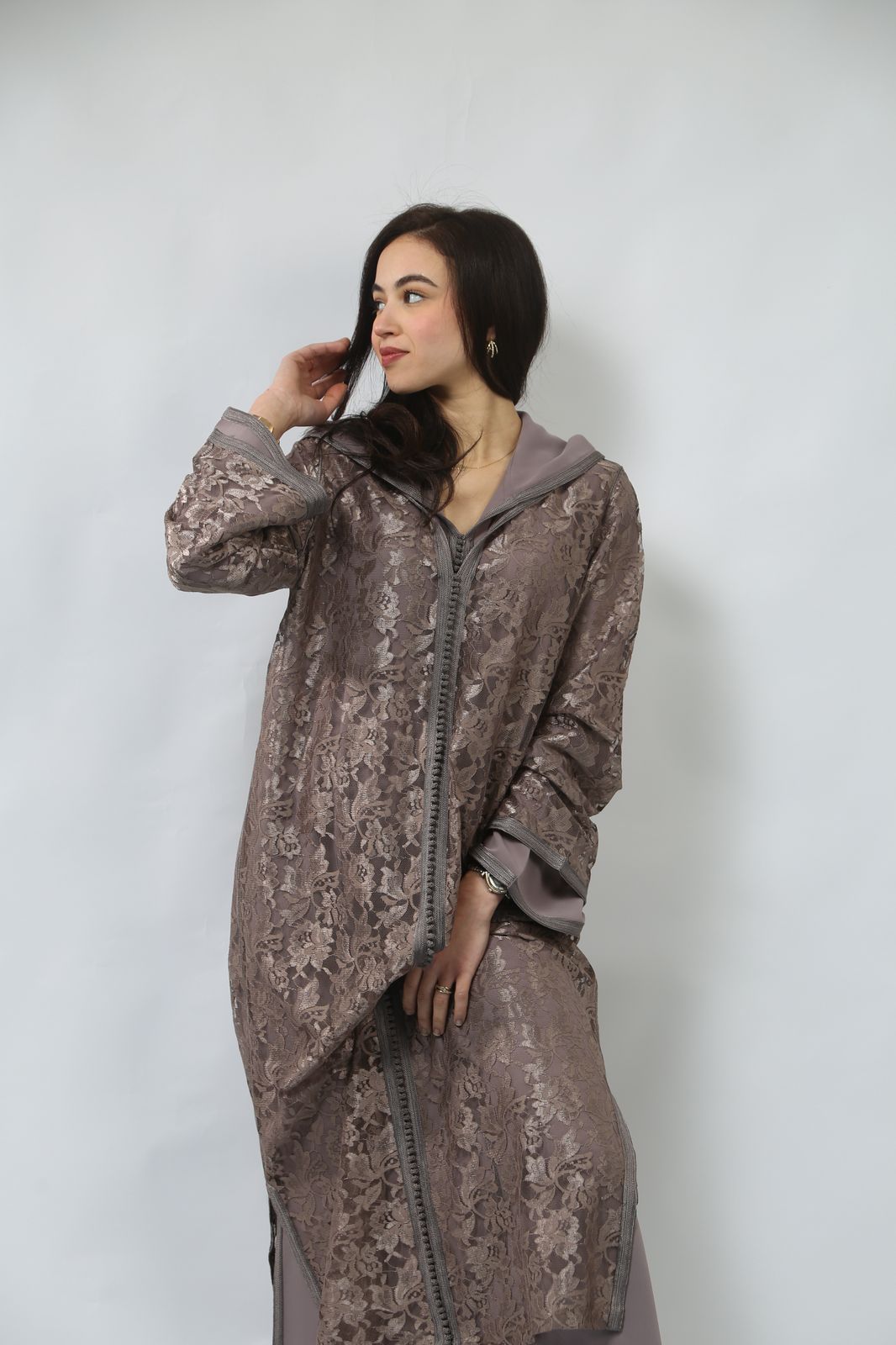 Un Chef-d’Œuvre de Raffinement : Jellaba en Soie et Guipure