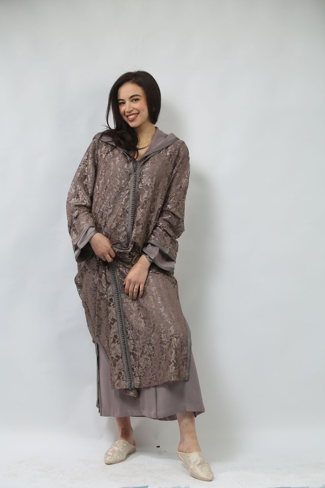 Un Chef-d’Œuvre de Raffinement : Jellaba en Soie et Guipure