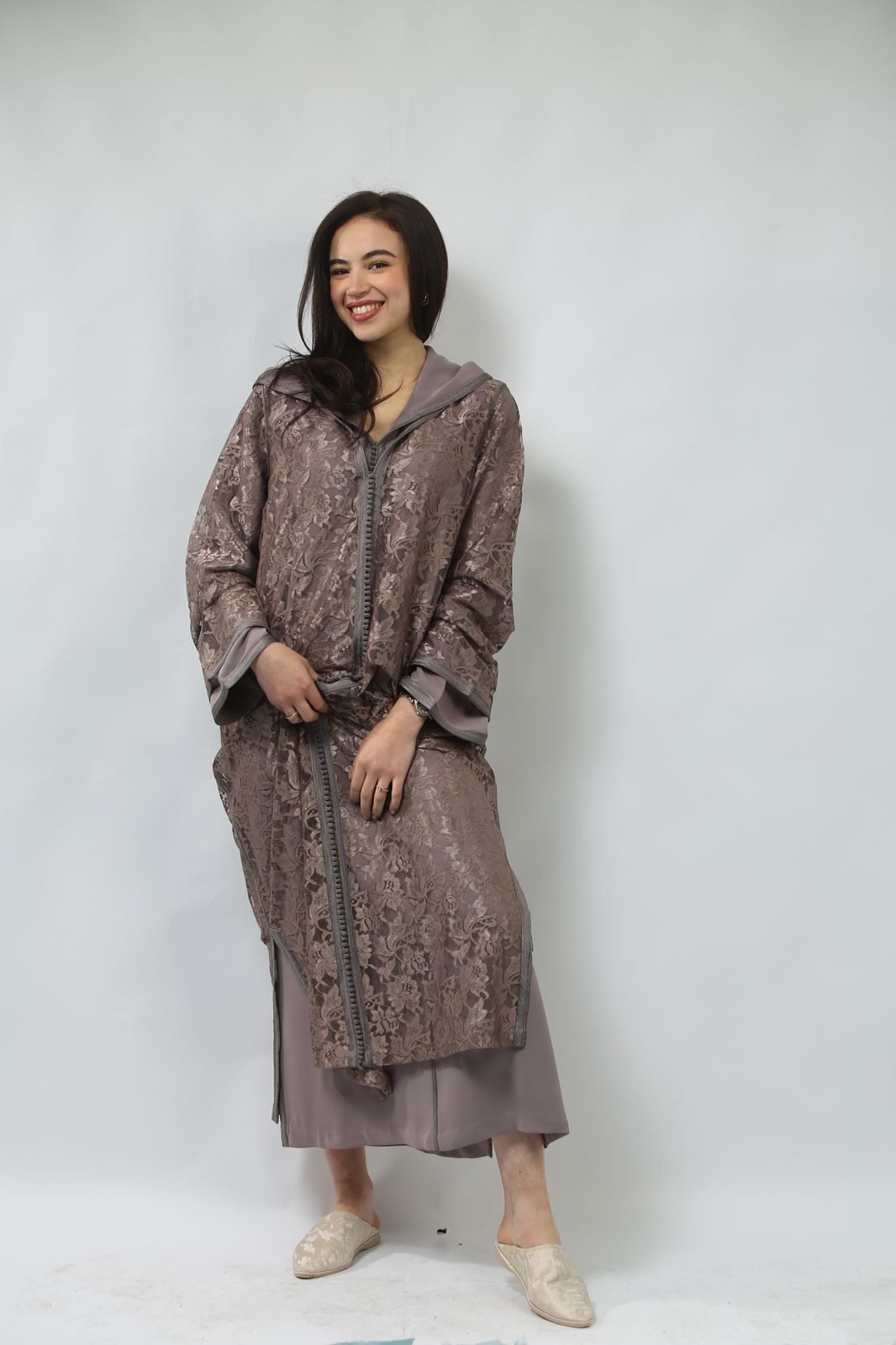 Un Chef-d’Œuvre de Raffinement : Jellaba en Soie et Guipure